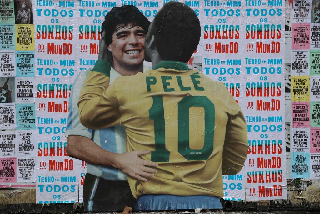 Fotografía del 20 de diciembre de 2022 de un mural con la imagen de Diego Maradona y Pelé, en la Avenida Paulista de Sao Paulo (Brasil).
