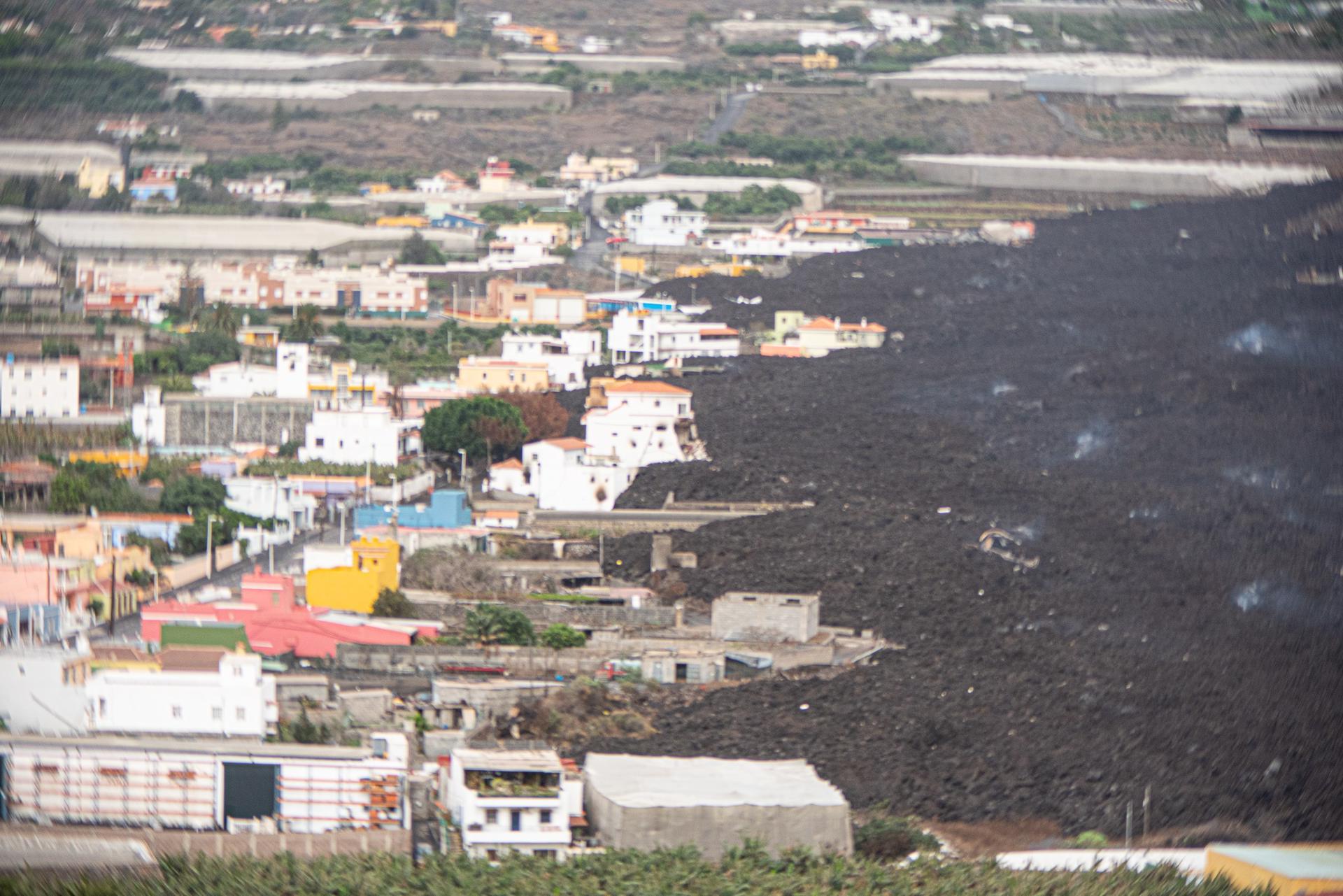 imagen de archivo de la colada de lava entrando en la localidad de La Laguna. EFE/Miguel Calero