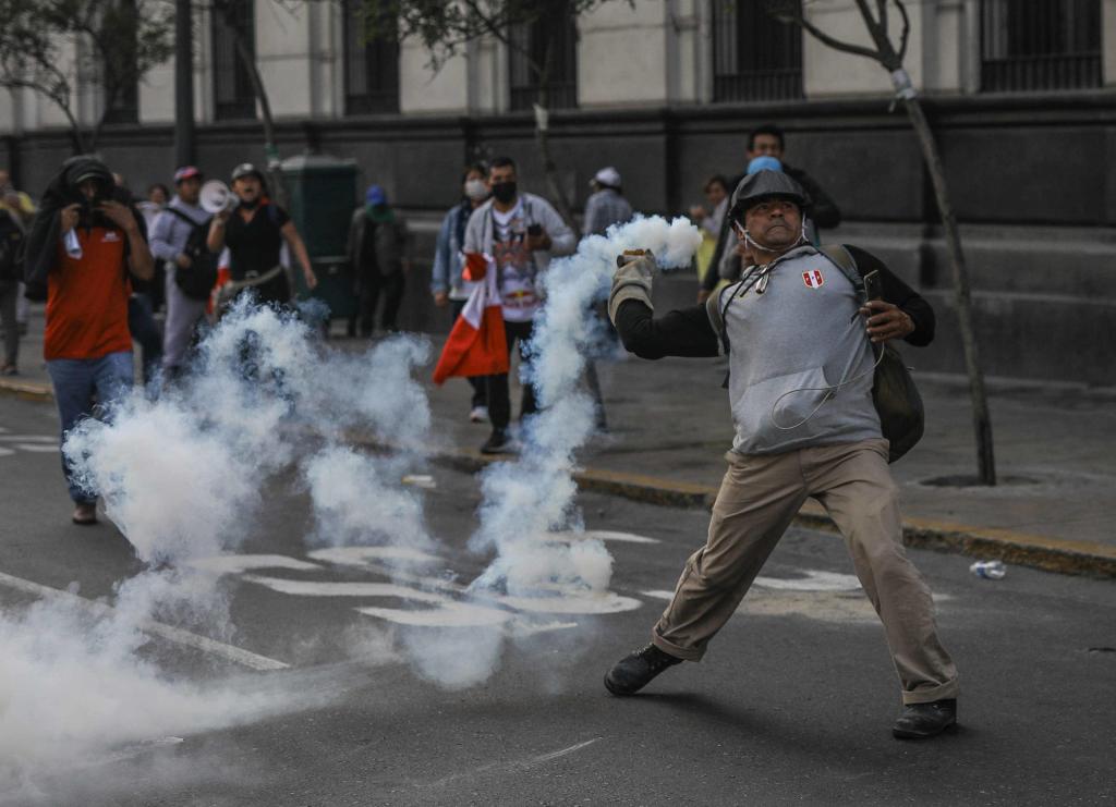 Manifestantes se enfrentan con la Policía hoy y reclaman el cierre del Congreso y la convocatoria a elecciones generales ayer en Lima (Perú). EFE/ Aldair Mejía
