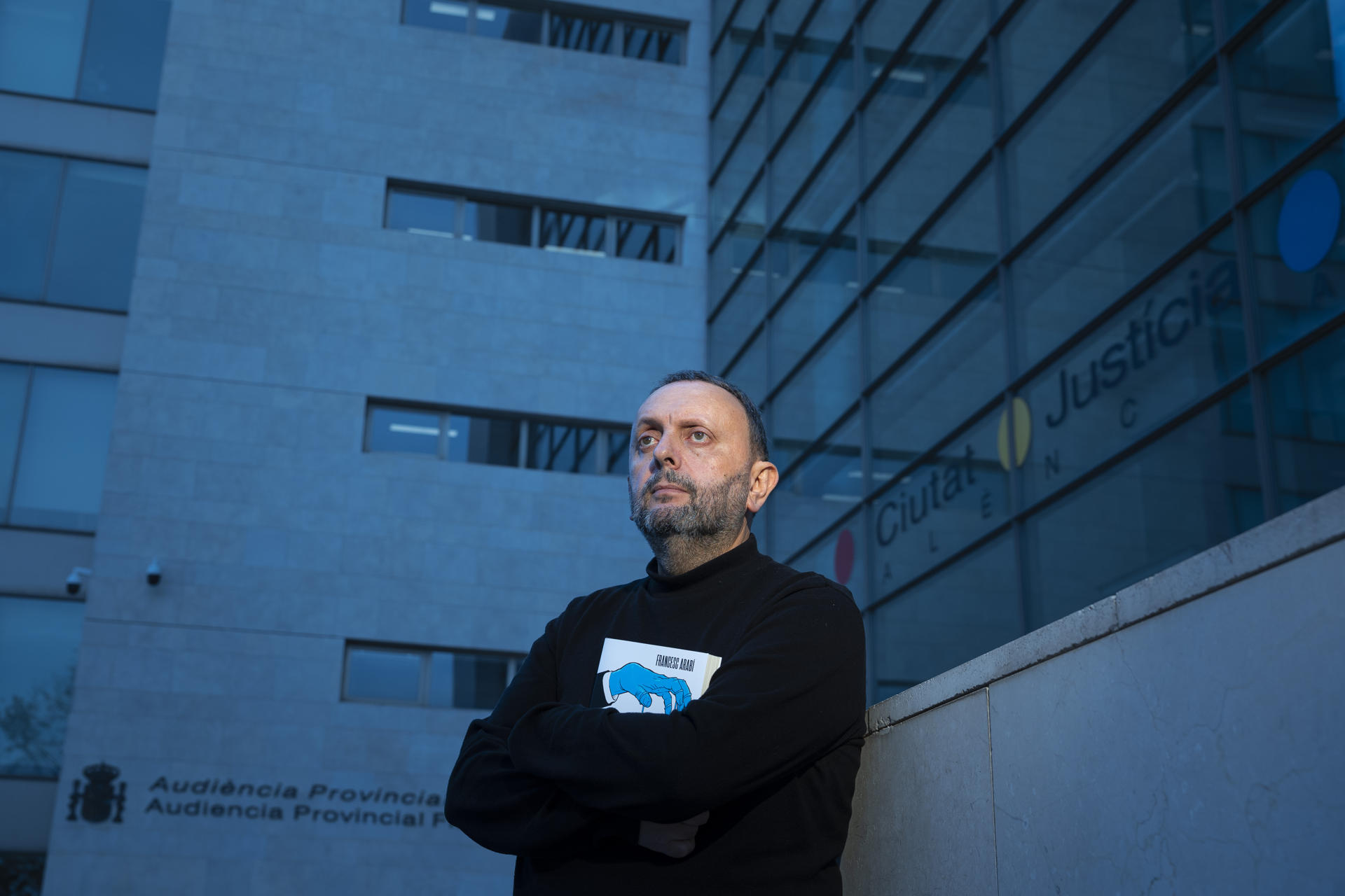El escritor y periodista Quico Arabí, posa para EFE, en la Ciudad de la Justicia de València, durante la entrevista. EFE / Biel Aliño