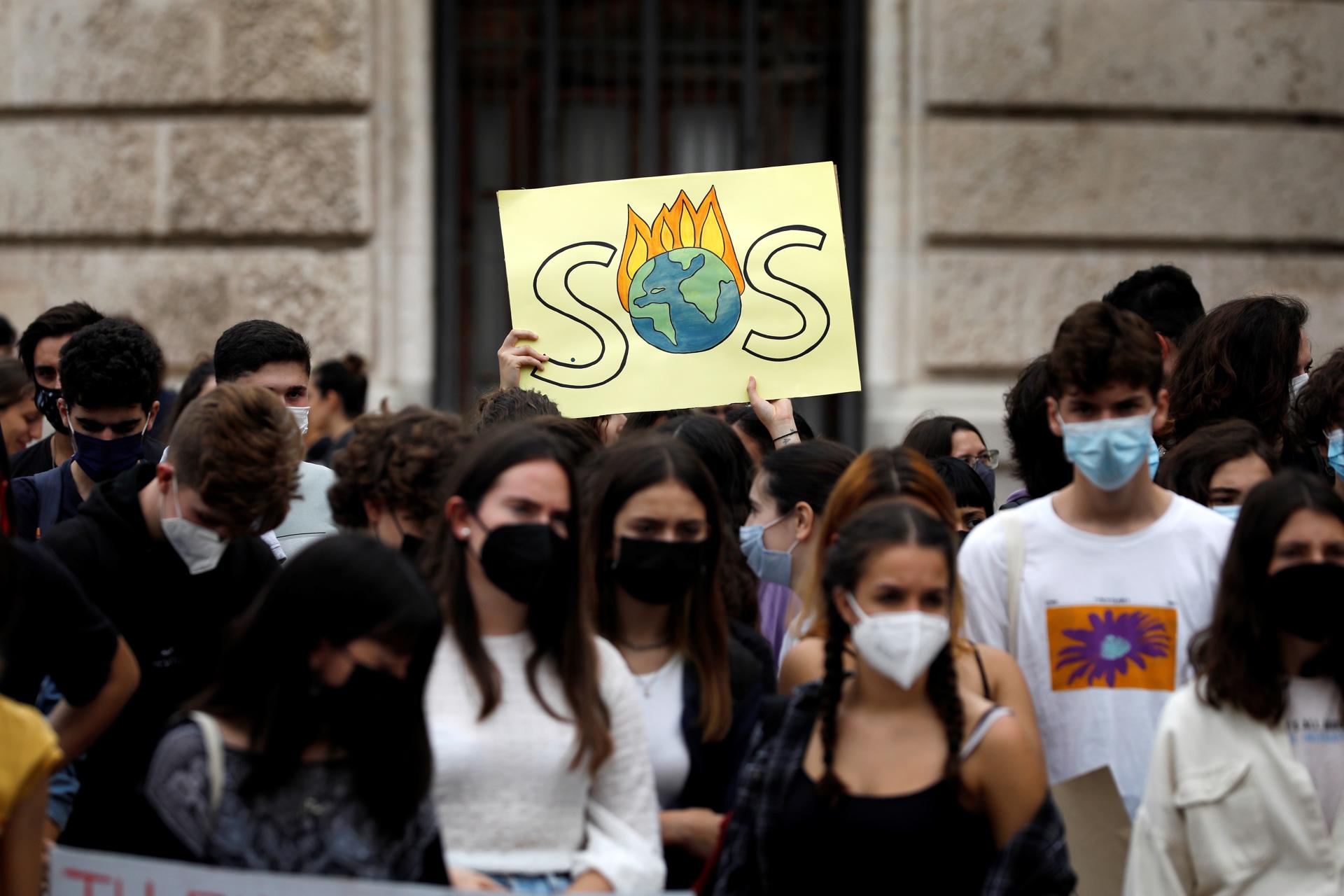 Varios jóvenes protestan en València ante lo que consideran una situación totalmente insostenible, en el marco de los conocidos como "Fridays for Future" para pedir a los gobiernos una acción decidida frente al cambio climático. EFE/Ana Escobar/Archivo
