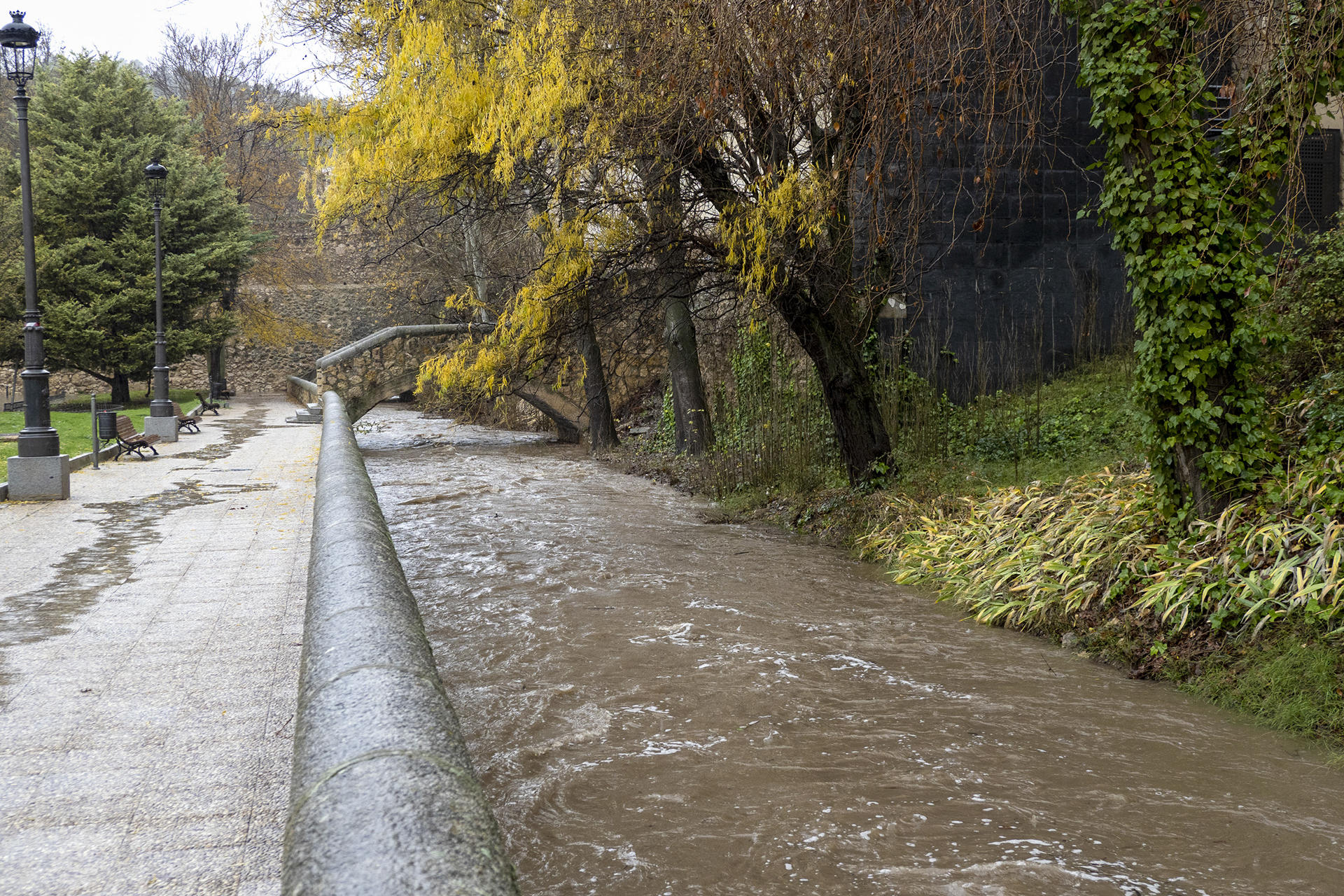 Vista del río Huécar este martes en Cuenca tras las copiosas lluvias caídas en los últimos días. EFE/ José del Olmo
