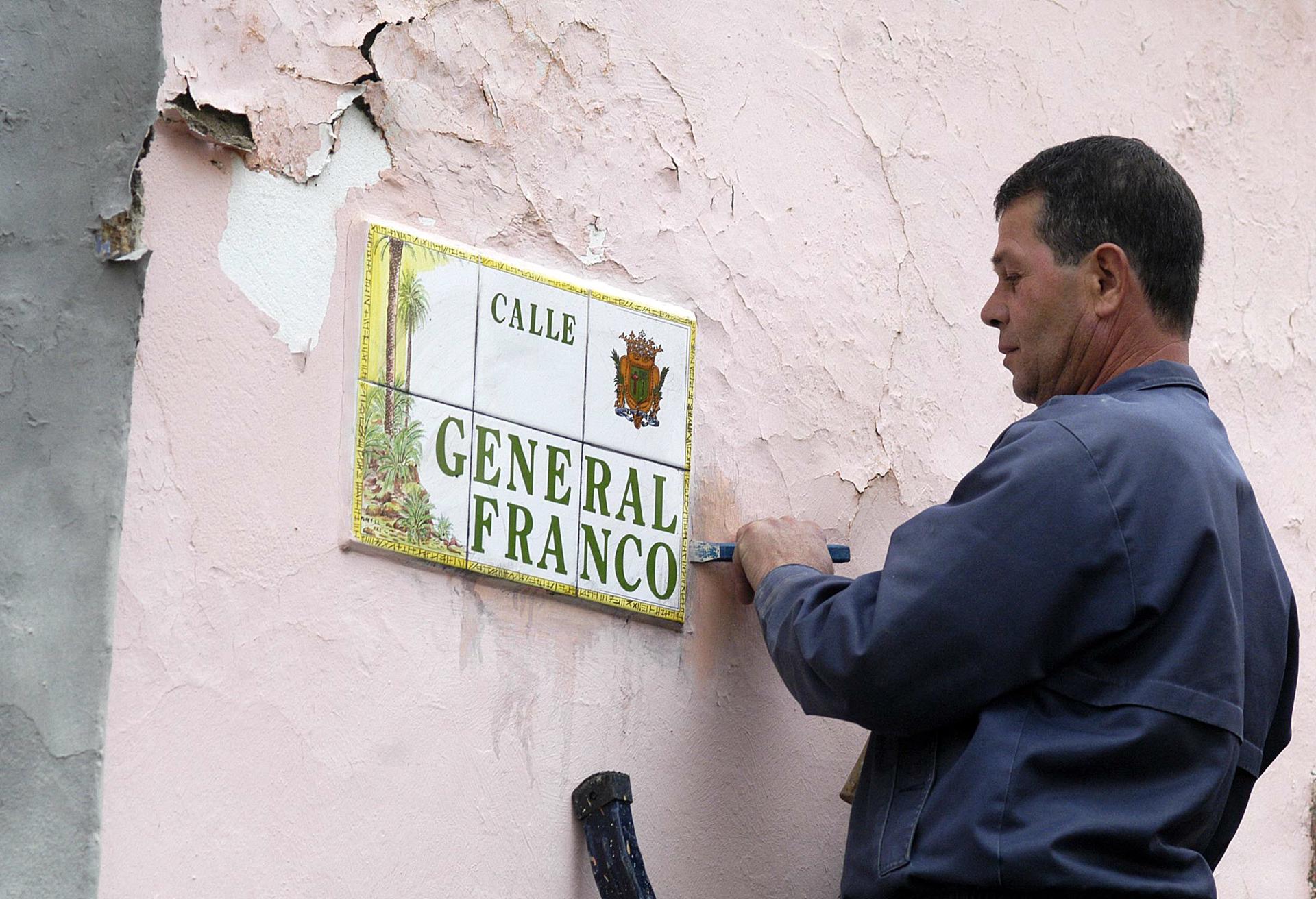 Un operario retira la placa de una calle llamada General Franco. EFE/José Carlos Guerra/Archivo