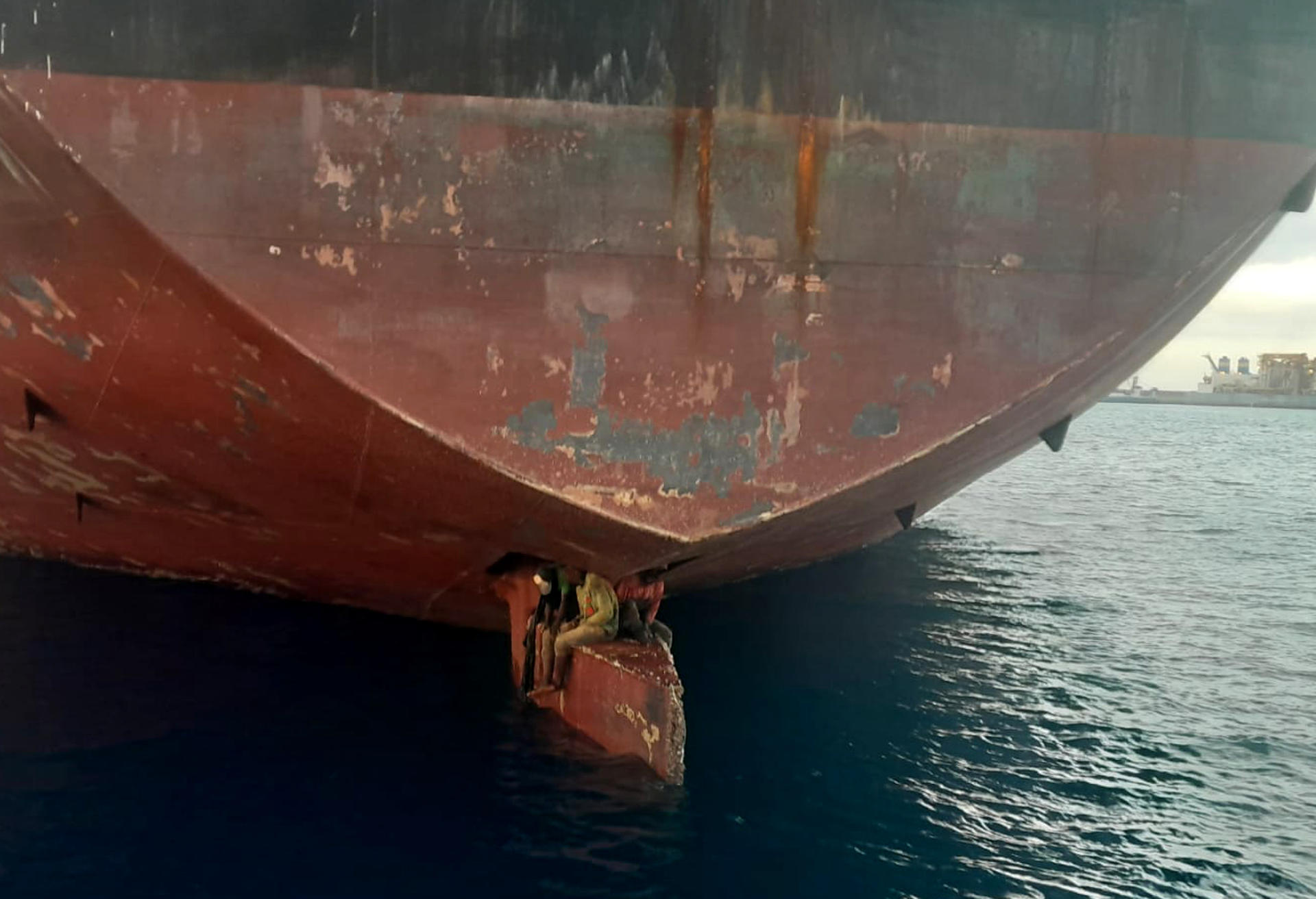 Foto tomada por Salvamento Marítimo de los tres polizones sobre el timón del petrolero Alithini II en el puerto de Las Palmas de Gran Canaria el pasado 28 de noviembre. EFE/Salvamento Marítimo