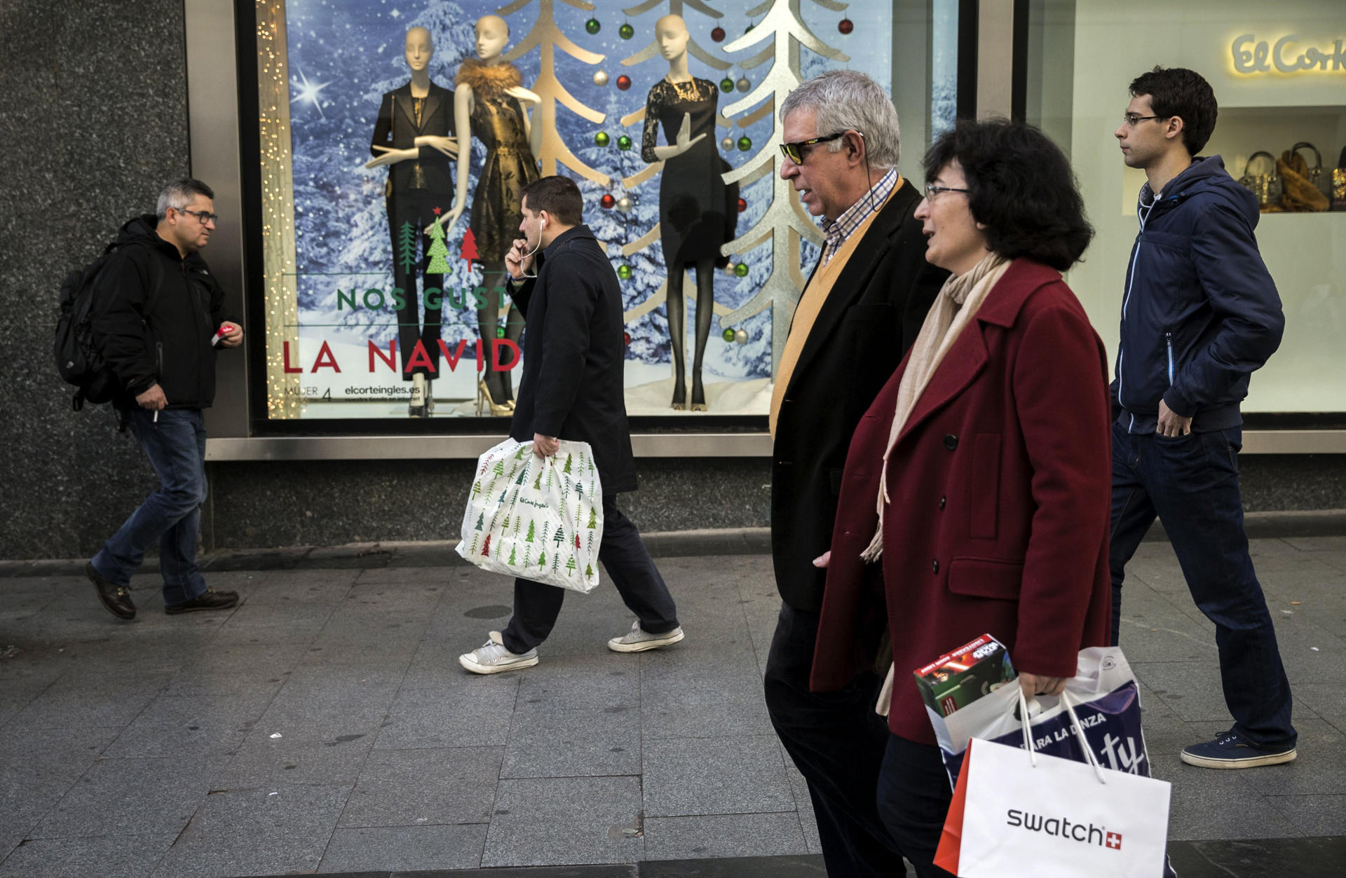 En la imagen, gente de compras en un área comercial. EFE/Emilio Naranjo