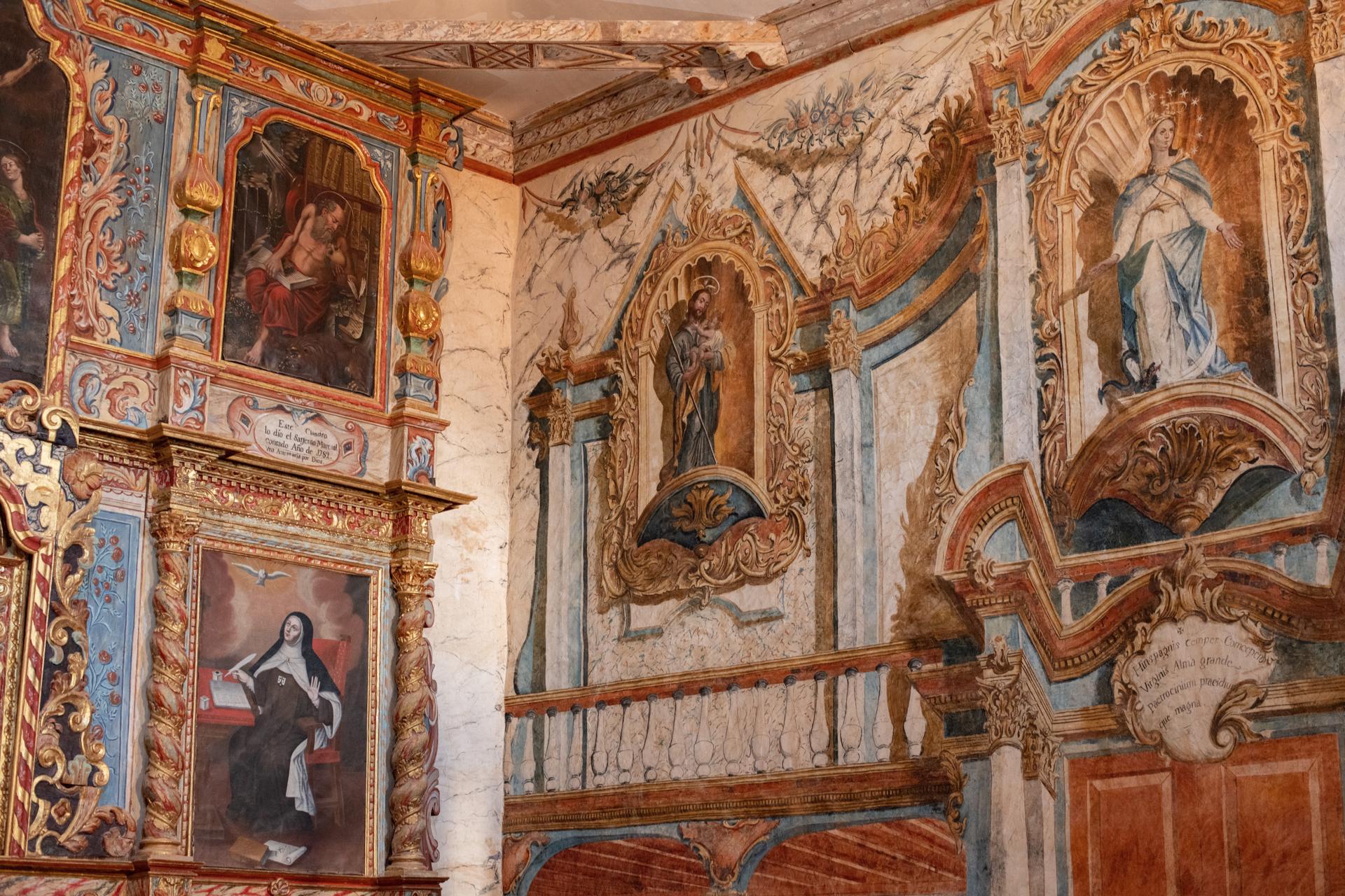 Detalle del retablo del siglo XVIII junto a pinturas murales. EFE/Carlos de Saá