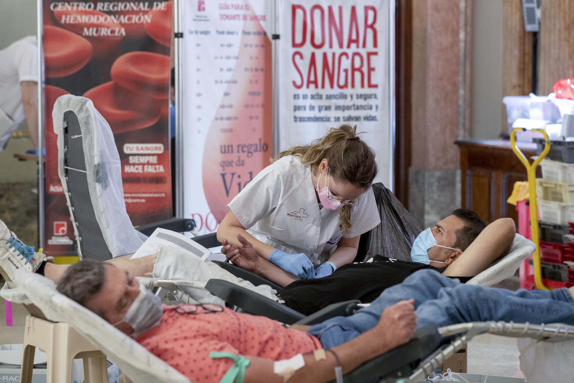 Una enfermera saca sangre a un donante durante un maratón solidario de donación de sangre. EFE/Marcial Guillén
