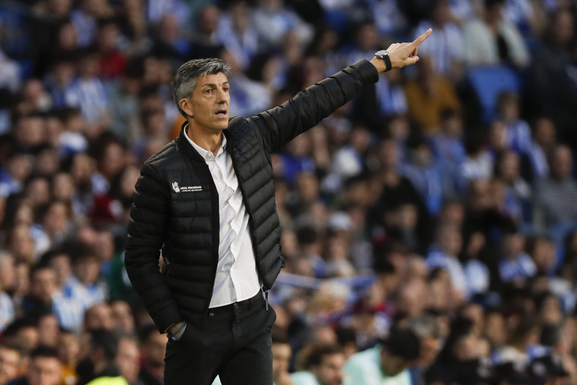 El entrenador de la Real Sociedad, Imanol Alguacil, da instrucciones a sus jugadores en el partido de LaLiga ante el Osasuna que se disputa en el estadio Reale Arena. EFE/ Javier Etxezarreta