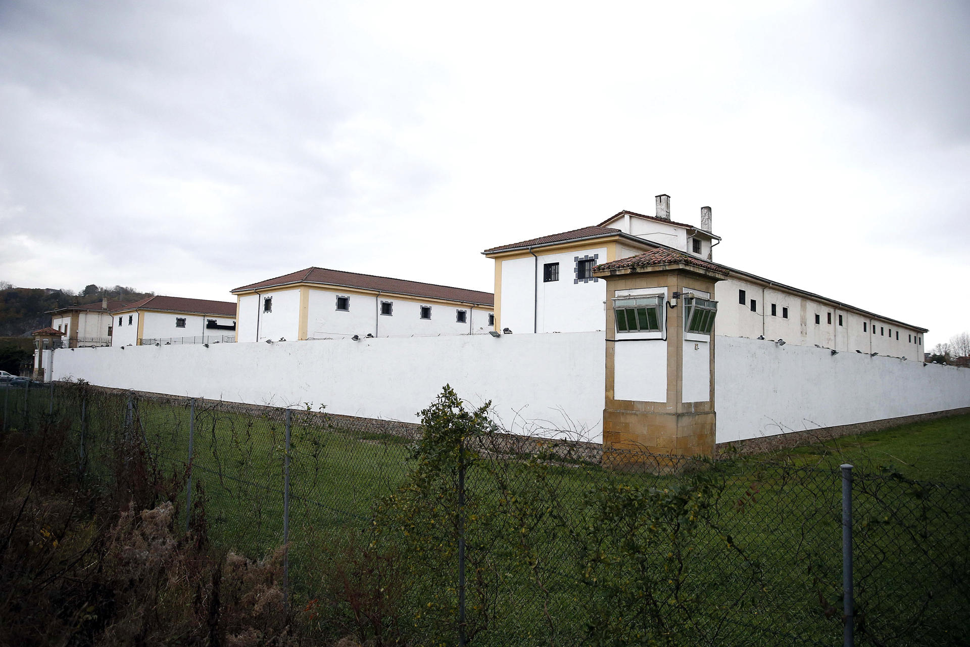 Imagen de archivo de la prisión de Martutene, en San Sebastián. EFE/Javier Etxezarreta