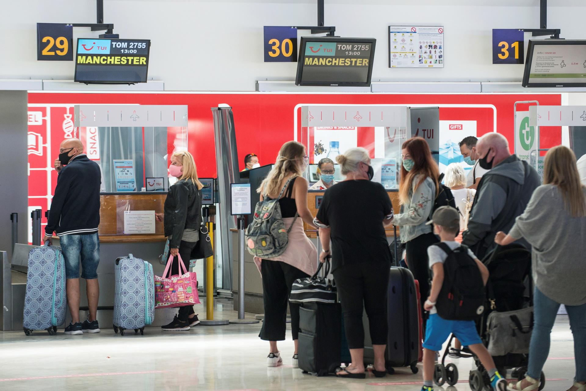 Foto de archivo de pasajeros facturando en el aeropuerto de Lanzarote. EFE