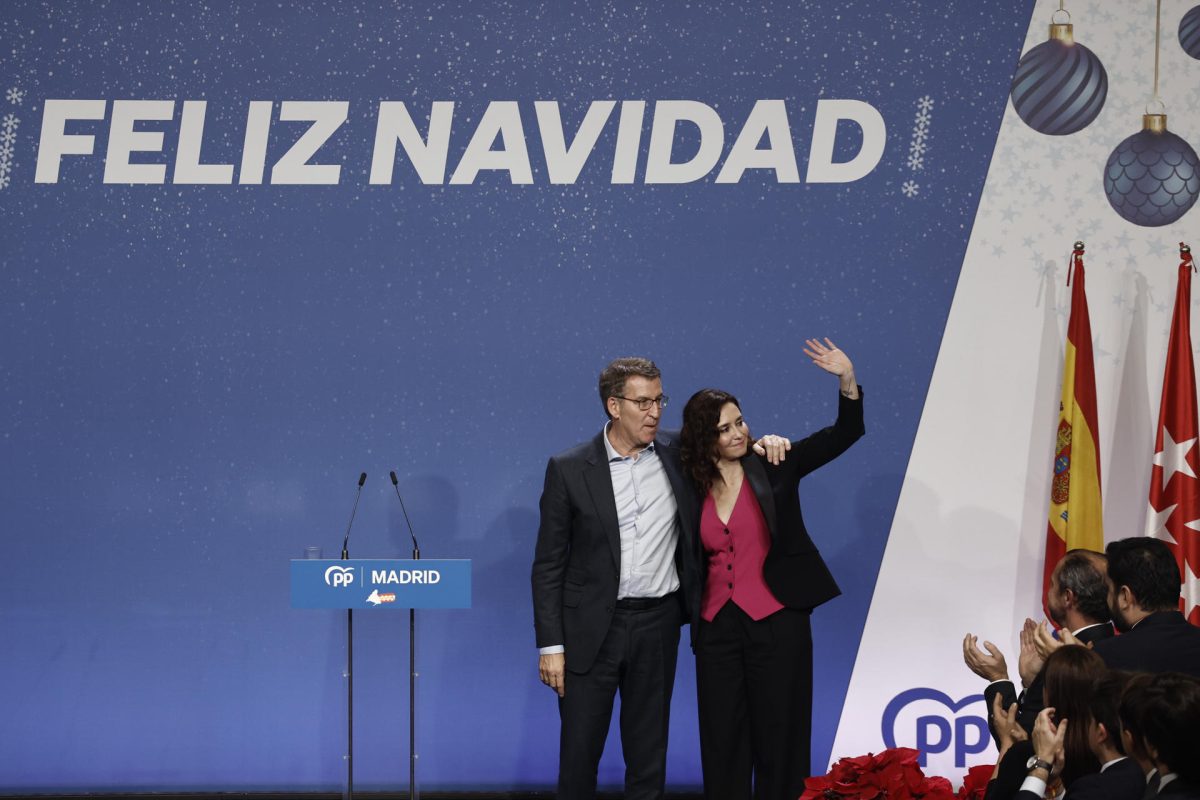 El presidente del Partido Popular, Alberto Núñez Feijóo, y la presidenta del PP de Madrid y de la Comunidad, Isabel Díaz Ayuso, saludaban a los asistentes a la tradicional cena de Navidad del Partido Popular de Madrid, este lunes.