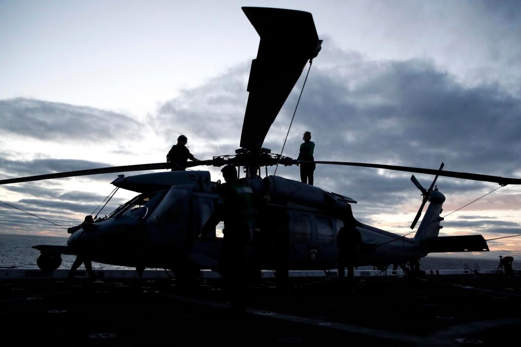 Los aviadores de la Marina del U.S.S. Portland (LPD 27) prepara helicópteros MH-60 para volar como parte de la operación de recuperación de la cápsula Orion frente a la costa de Baja California, México, el 11 de diciembre de 2022. EFE/EPA/Caroline Brehman
