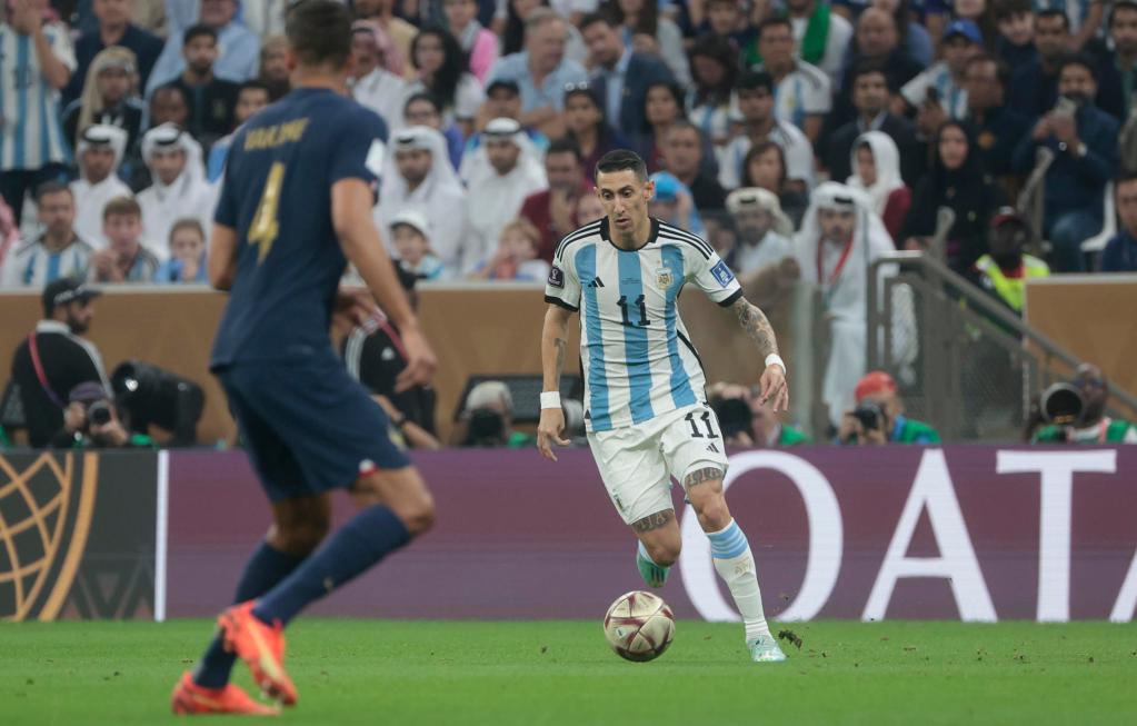 Ángel Di María controla el balón en la final del Mundial de Fútbol Qatar 2022