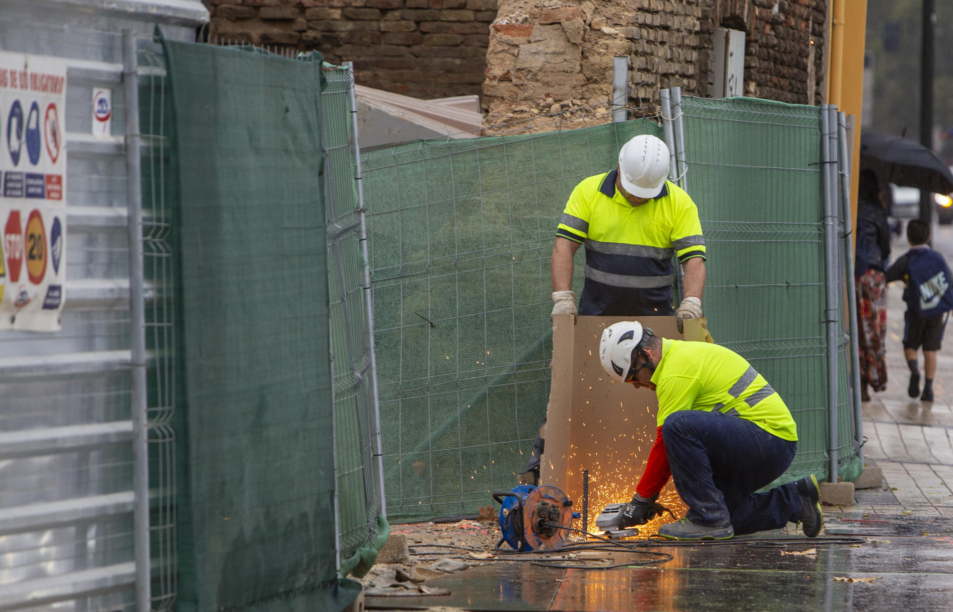 Operarios trabajan en una obra en Zaragoza.EFE/ Javier Belver
