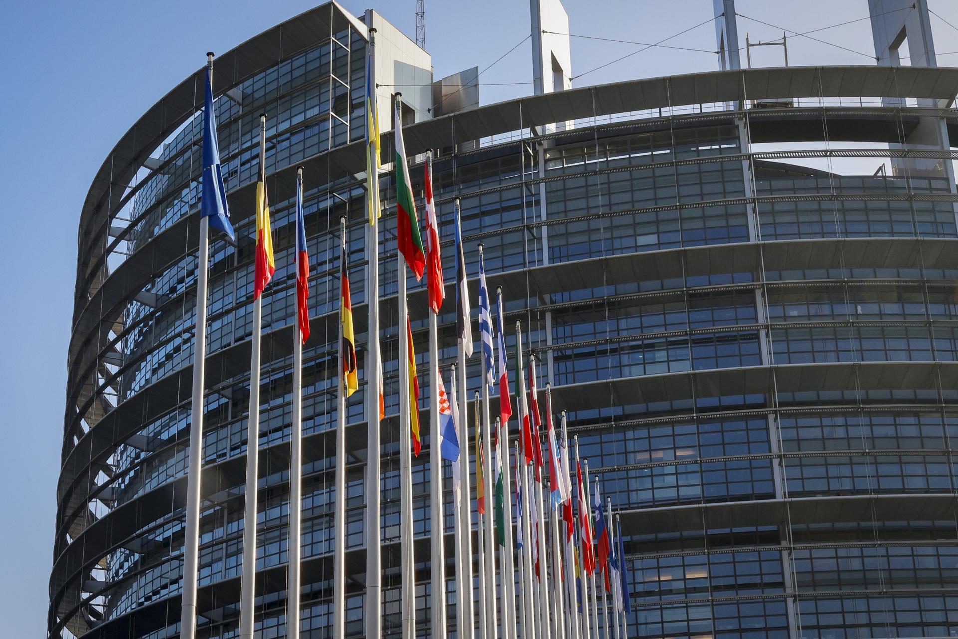 Imagen de hoy de la sede del Parlamento Europeo en Estrasburgo. La sede en Bruselas del organismo fue registrada este lunes por el caso de corrupción que implica a su vicepresidenta Eva Kailí. EFE/EPA/JULIEN WARNAND