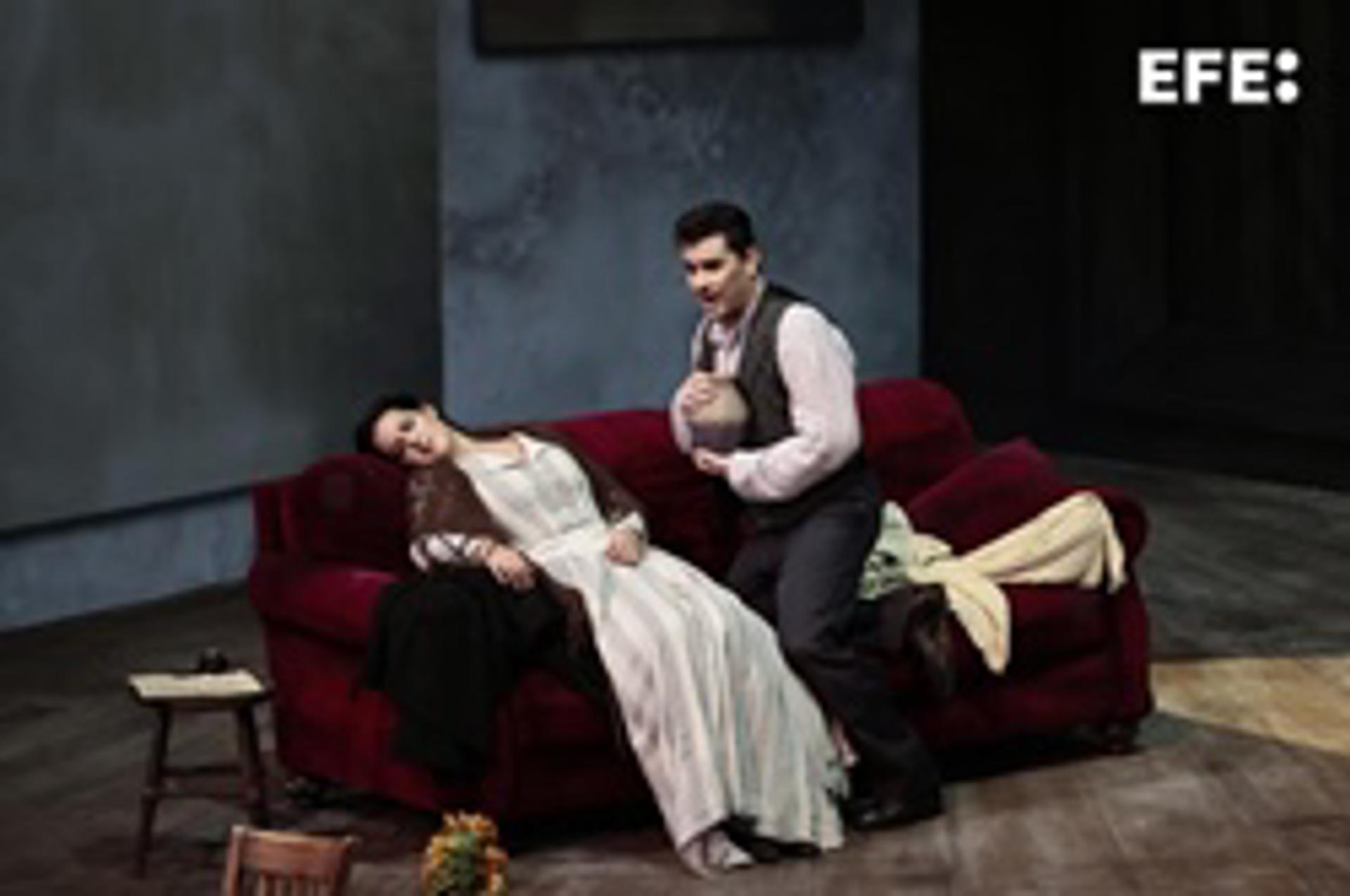 El tenor Saimir Pirgu, como Rodolfo, y la soprano Federica Lombardi, como Mimí, protagonistas de la ópera 'La Bohème' en Les Arts. EFE/ Ana Escobar