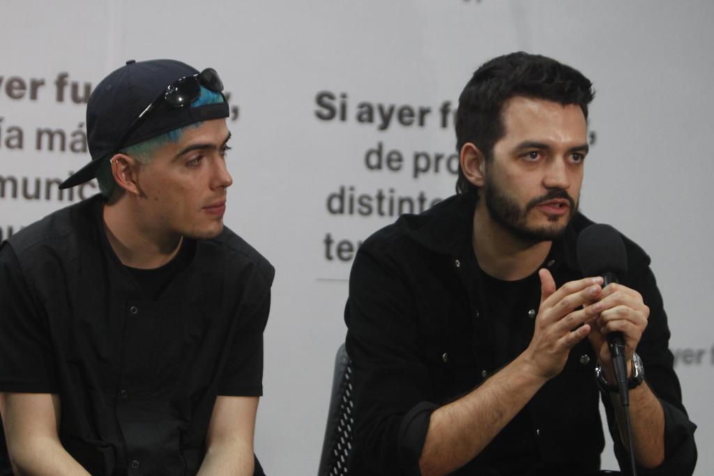 Juan Pablo Villamil (d) y Martín Vargas (i), integrantes de la banda colombiana Morat, durante una entrevista con Efe el 16 de diciembre en Medellín (Colombia). EFE/LUIS EDUARDO NORIEGA A.
