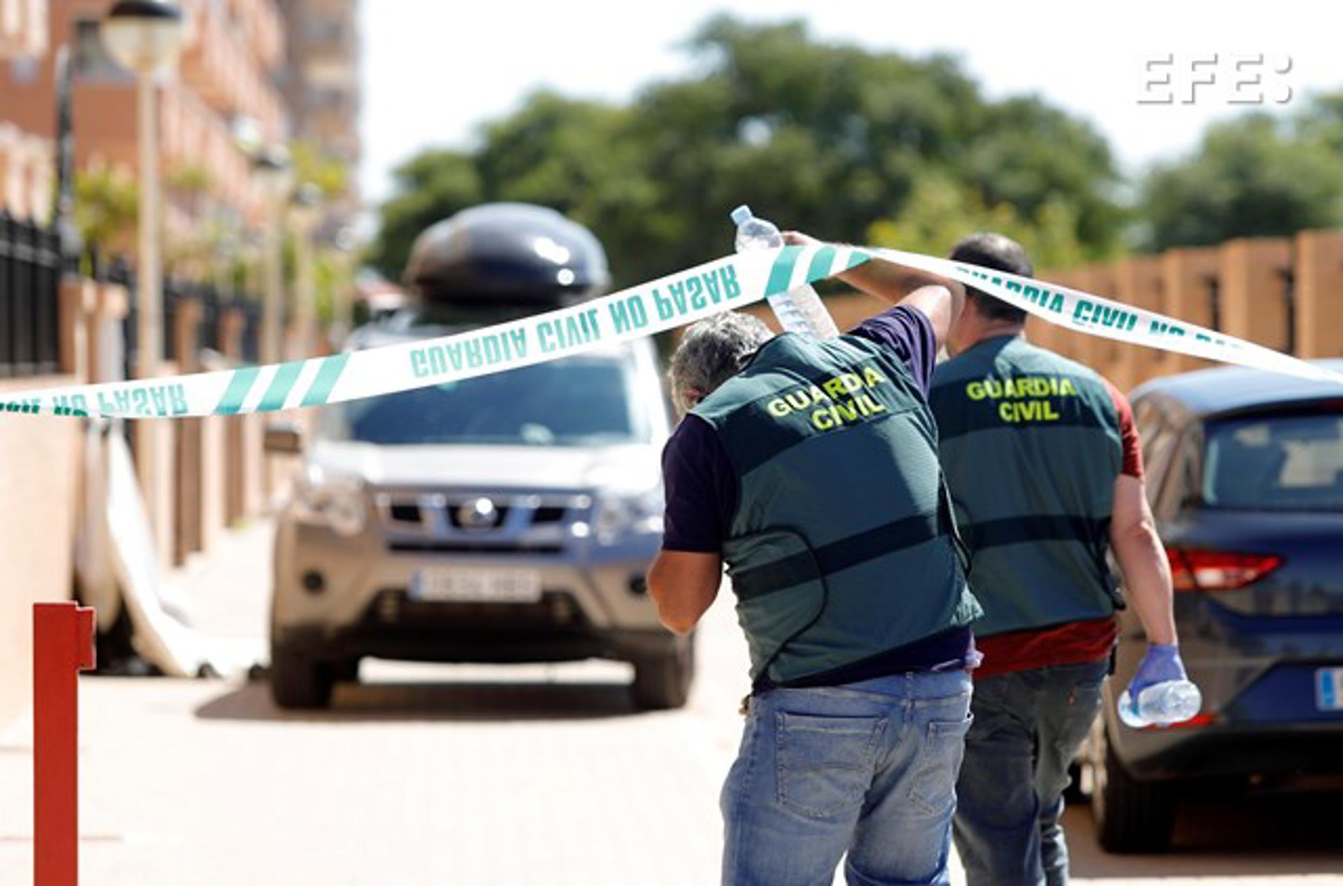 Imagen de archivo de agentes de la Guardia Civil durante la investigación de un suceso de violencia machista en Castellón. EFE/Domenech Castelló