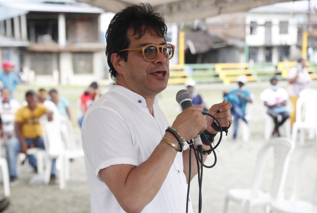 Danilo Rueda, alto comisionado de paz en Colombia, habla durante un acto el 6 de diciembre de 2022, en Buenaventura (Colombia). EFE/Ernesto Guzman Jr
