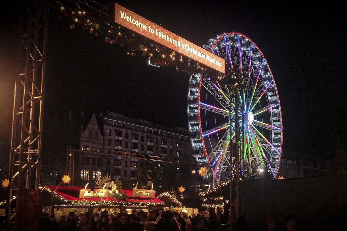 Noria en el mercado de Navidad de Edimburgo, considerado el mejor de Europa.
