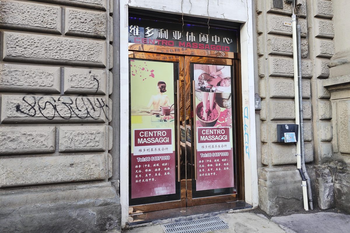 Fachada de un centro de masajes del barrio chino de Vittorio Emmanuel, en Roma. EFE/Álvaro Padilla