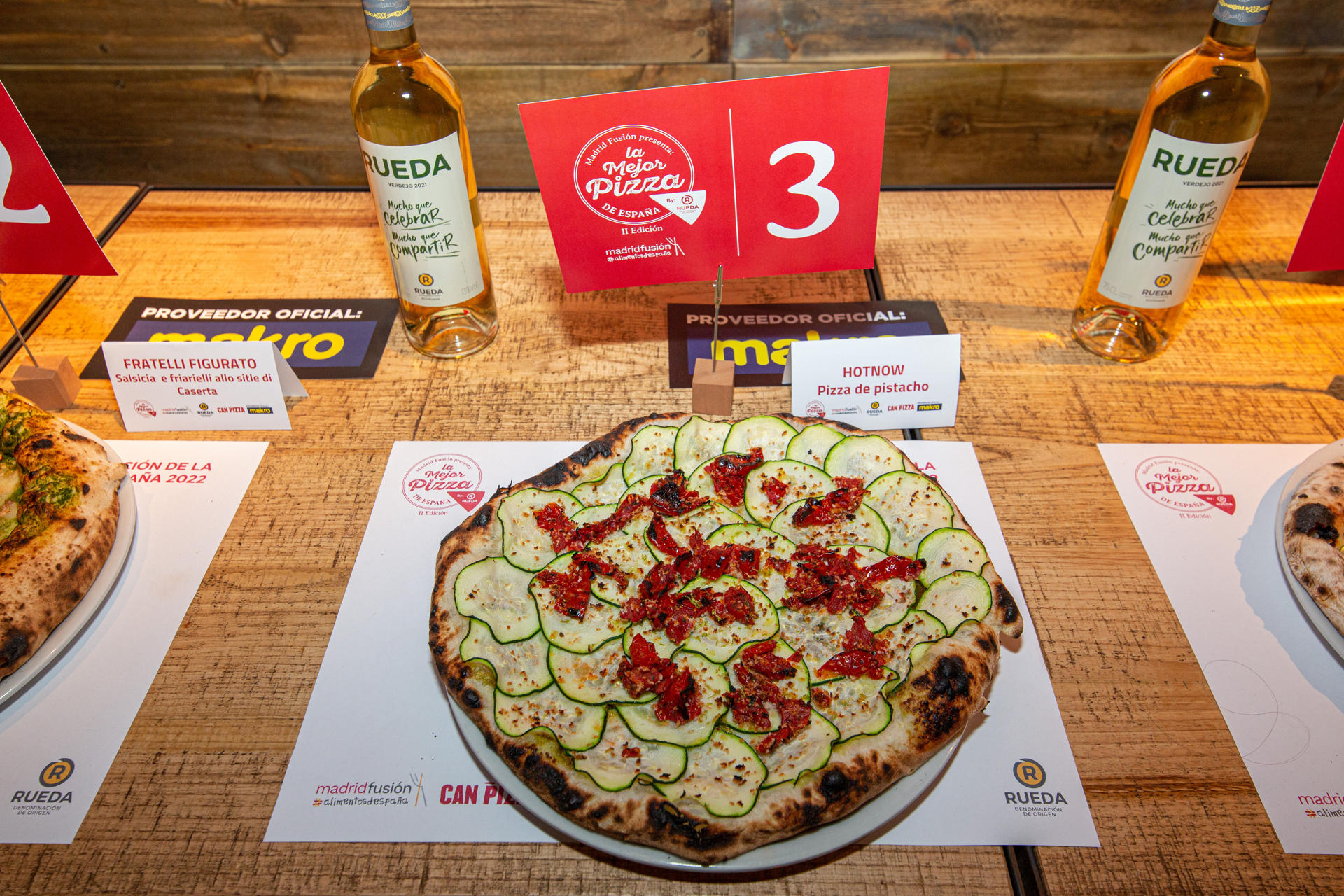 La pizza vegana con crema de pistacho, calabacín, tomate confitado, panko y ralladura de lima de Hot Now (Madrid) ha sido elegida como la mejor de España en una final en la que han competido ocho 'pizzaioli' seleccionados por el jurado entre las 19 propuestas presentadas. EFE/Madrid Fusión SOLO USO EDITORIAL/SOLO DISPONIBLE PARA ILUSTRAR LA NOTICIA QUE ACOMPAÑA (CRÉDITO OBLIGATORIO)