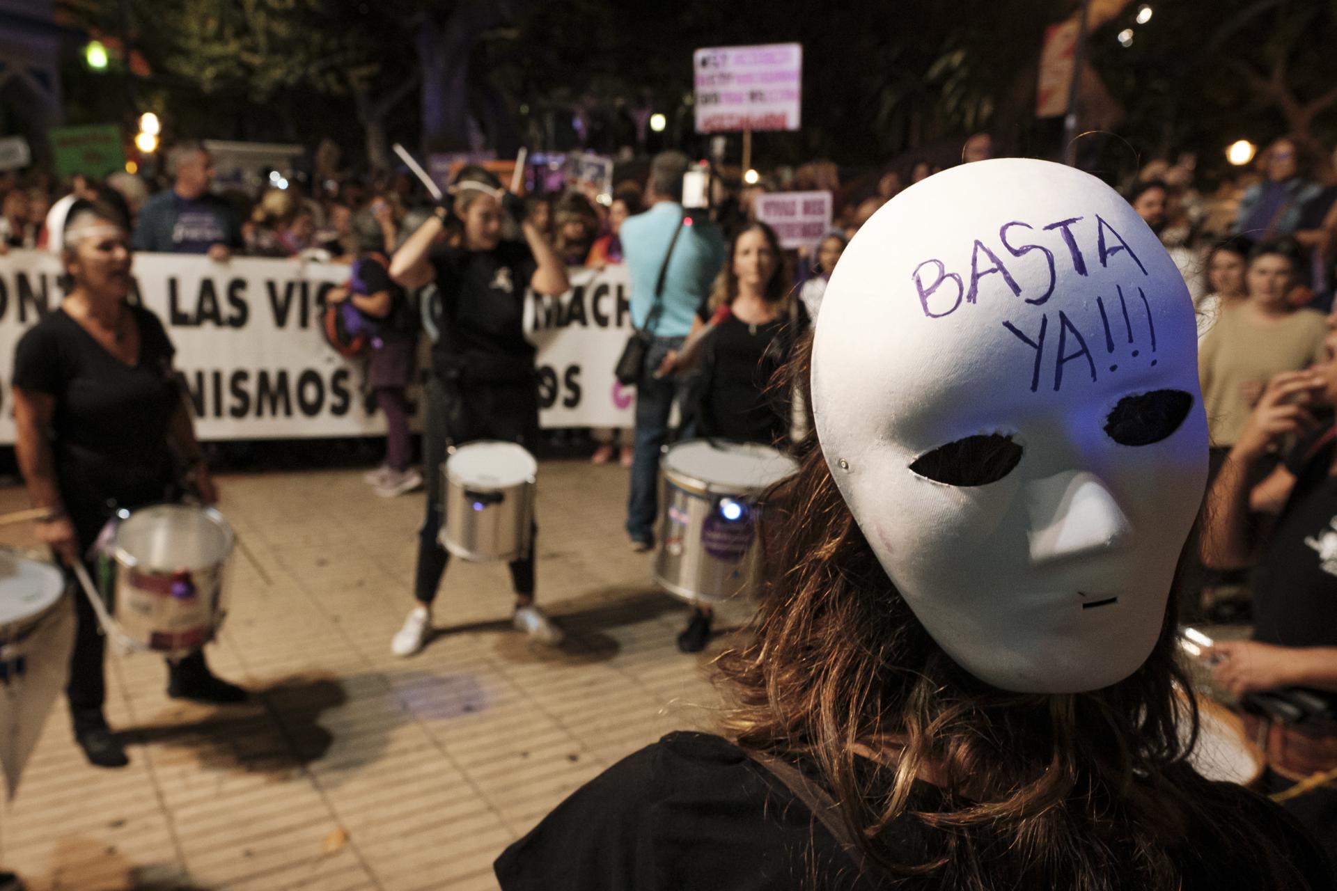 Foto de archivo de la manifestación en Las Palmas de Gran Canaria por el Día Internacional contra la Violencia contra las Mujeres, celebrado el pasado 25 de noviembre. EFE/ Ángel Medina G.