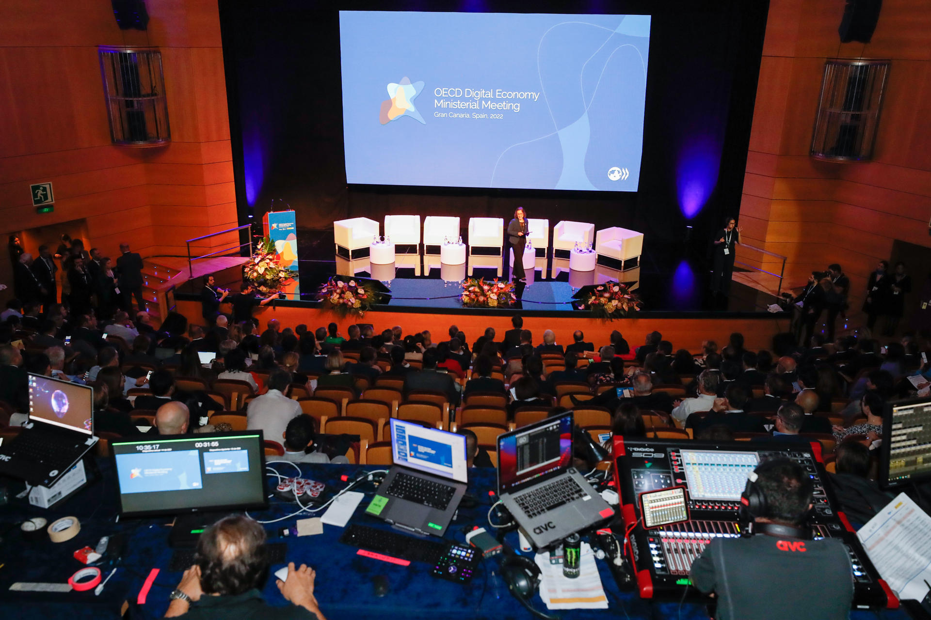 Inauguración este miércoles en Maspalomas (Gran Canaria) de la primera Conferencia Ministerial de Economía Digital de la OCDE que se celebra en Europa, con el propósito de definir estrategias de crecimiento económico mediante una digitalización inclusiva y segura. EFE/ Elvira Urquijo A.