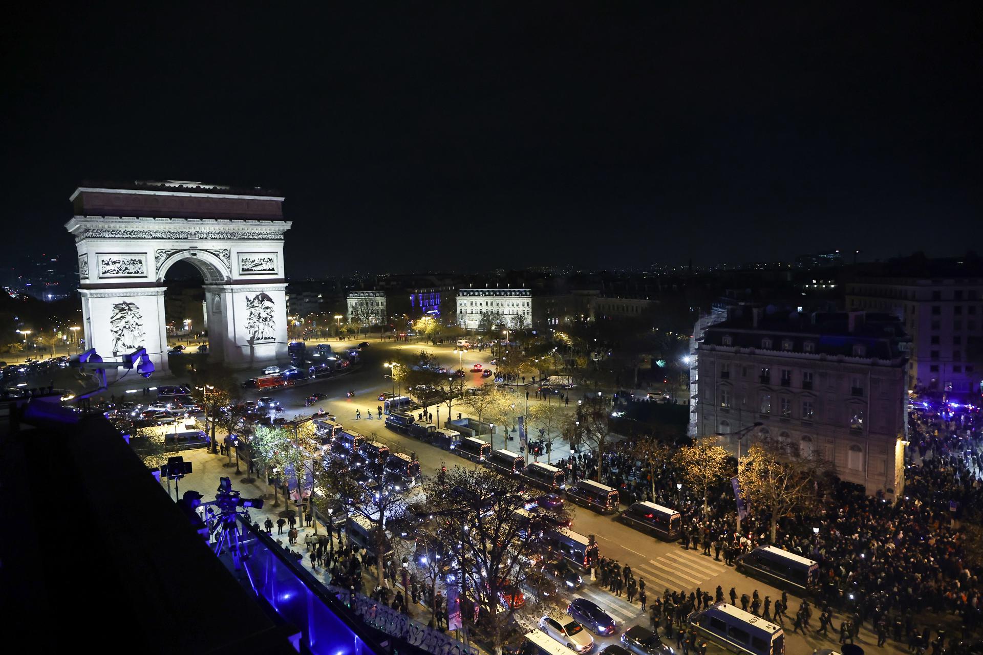 Fuegos artificiales sobre el Arco del Triunfo de París para celebrar la victoria de Francia inal de la Copa Mundial de la FIFA 2022 contra Marruecos en los Campos Elíseos en París.E