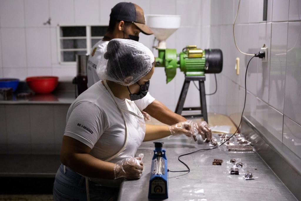 Trabajadores elaboran chocolate a base de cacao, el 4 de diciembre de 2022, en Las Trincheras, estado Carabobo (Venezuela). EFE/ Rayner Peña R.
