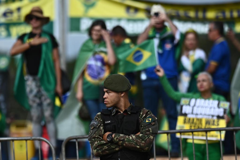 Soldados prestan guardia en los alrededores de un campamento de simpatizantes del presidente brasileño, Jair Bolsonaro, el 29 de diciembre de 2022, en el Cuartel General del Ejército, en Brasilia (Brasil). EFE/André Borges
