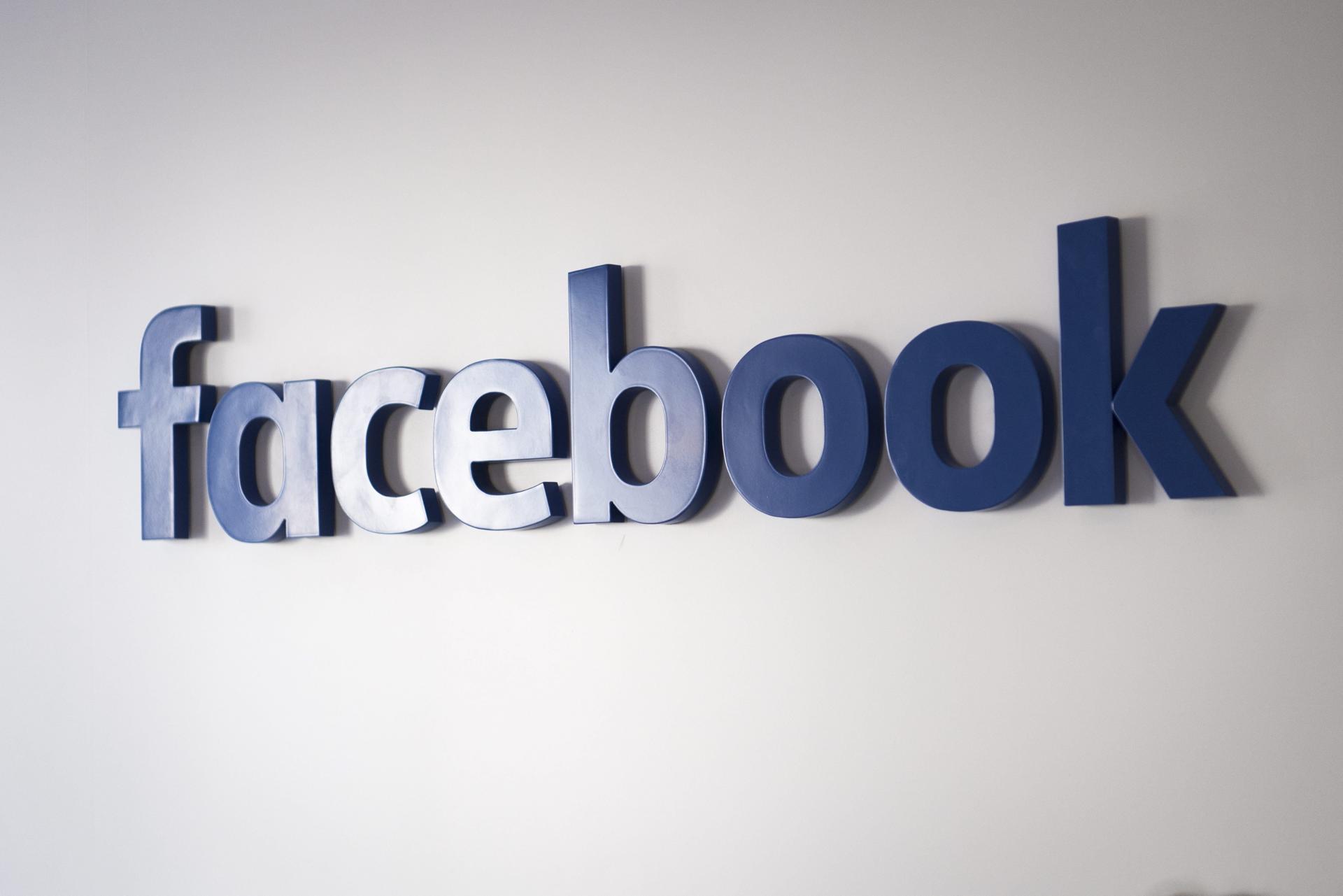 Vista del logo de la red social Facebook, en una fotografía de archivo. EFE/Gian Ehrenzeller