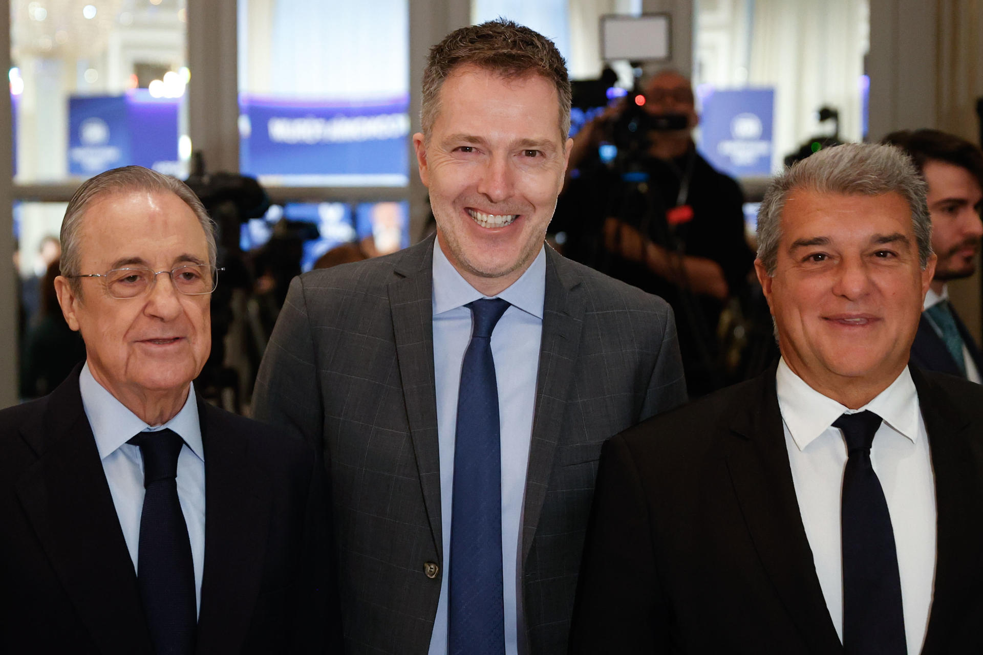 Bernd Reichart, CEO de A22 Sports Management, sociedad promotora de la Superliga, junto a los presidentes del Real Madrid, Florentino Pérez, y del Barcelona, Joan Laporta, en una foto de archivo.