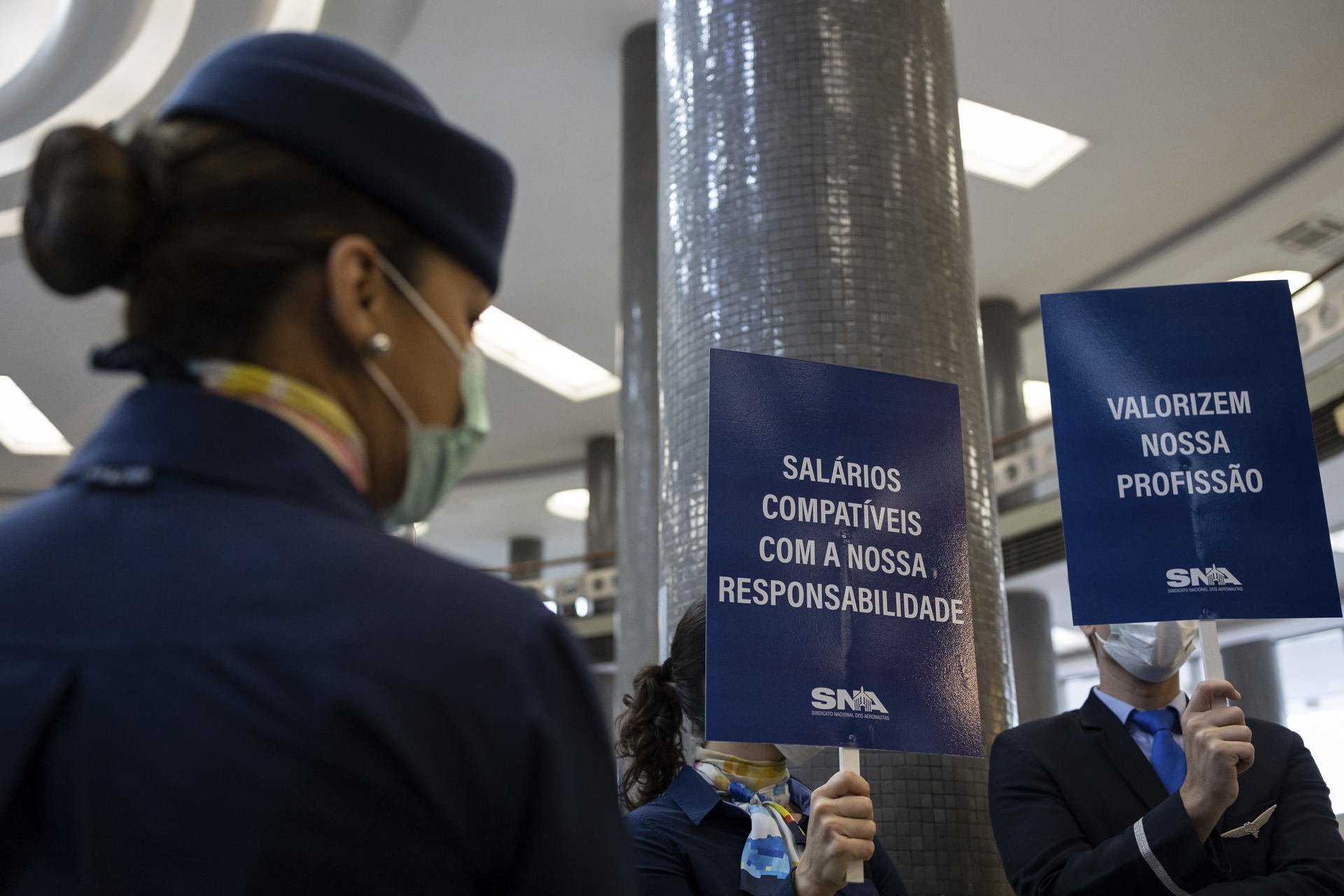 Fotografía de archivo de pilotos y otros trabajadores durante una protestan pidiendo mejoras salariales en el Aeropuerto Congonhas, en Sao Paulo (Brasil). EFE/ Isaac Fontana