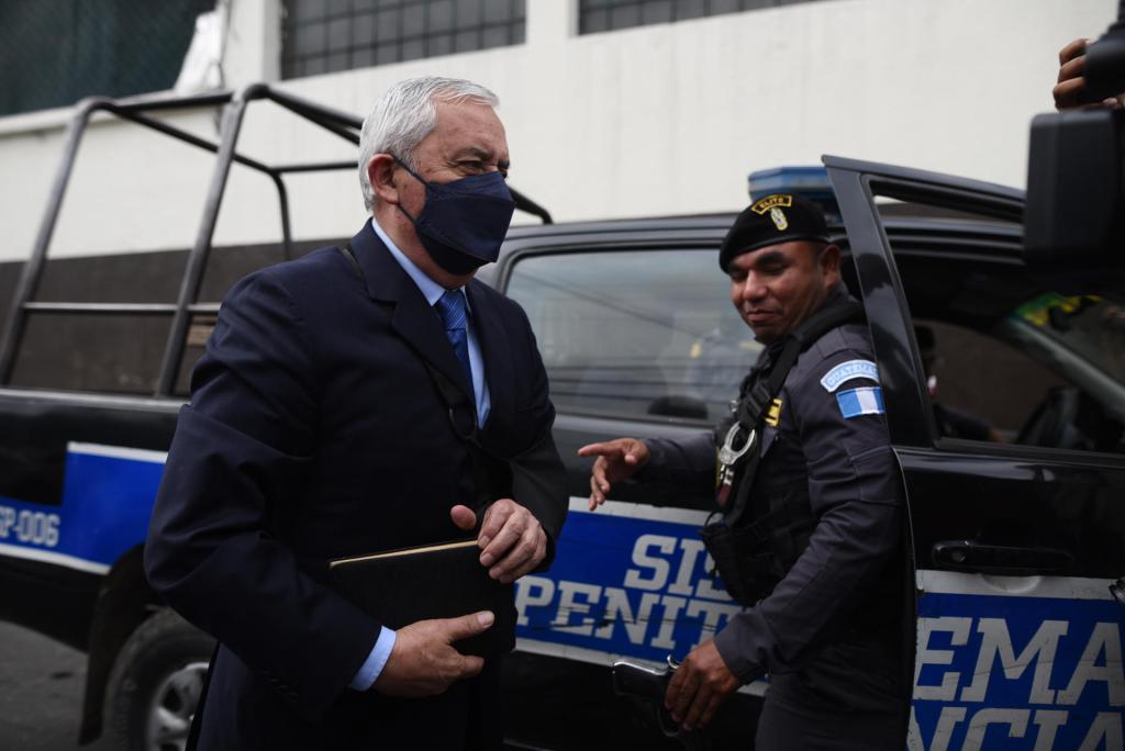 El expresidente guatemalteco Otto Pérez Molina llega hoy a la Megasala de la Torre de Tribunales para escuchar la sentencia del Tribunal de Mayor Riesgo B por el caso de defraudación aduanera denominado "La Línea", en Ciudad de Guatemala (Guatemala). EFE/Edwin Bercián
