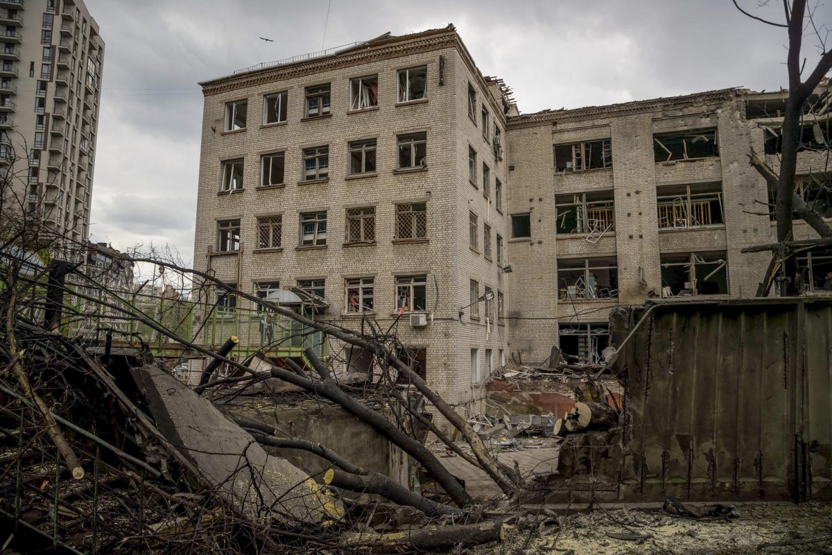 Foto de archivo de unos edificios alcanzados por misiles rusos en Kiev (Ucrania).