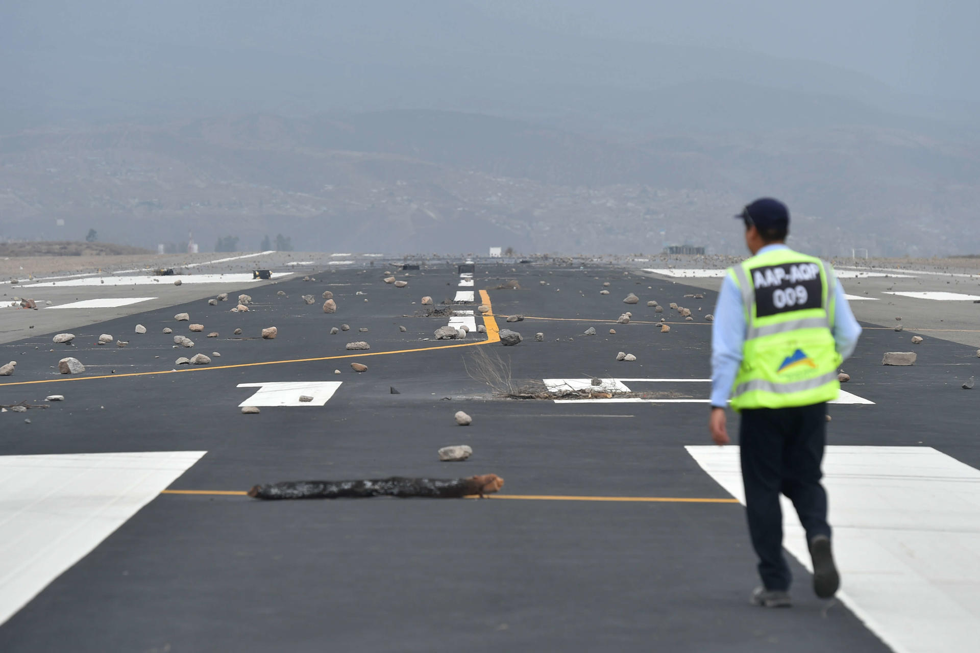 Fotografía de archivo que muestra los escombros y piedras que obstaculizan una pista de aterrizaje del aeropuerto Alfredo Rodríguez Ballón, durante una protesta, en la ciudad de Arequipa (Perú). EFE/ José Sotomayor