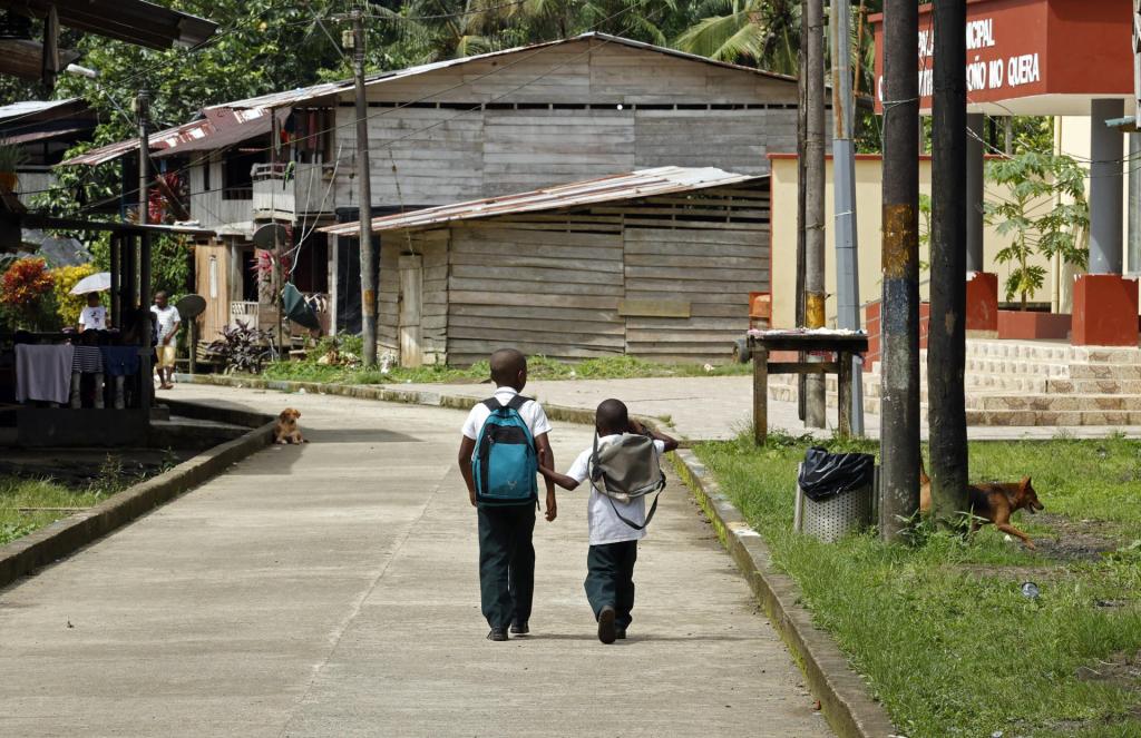Dos niños caminan por una calle el 23 de noviembre de 2022 en la población de Pie de Pató, departamento del Chocó (Colombia). EFE/ Mauricio Dueñas Castañeda
