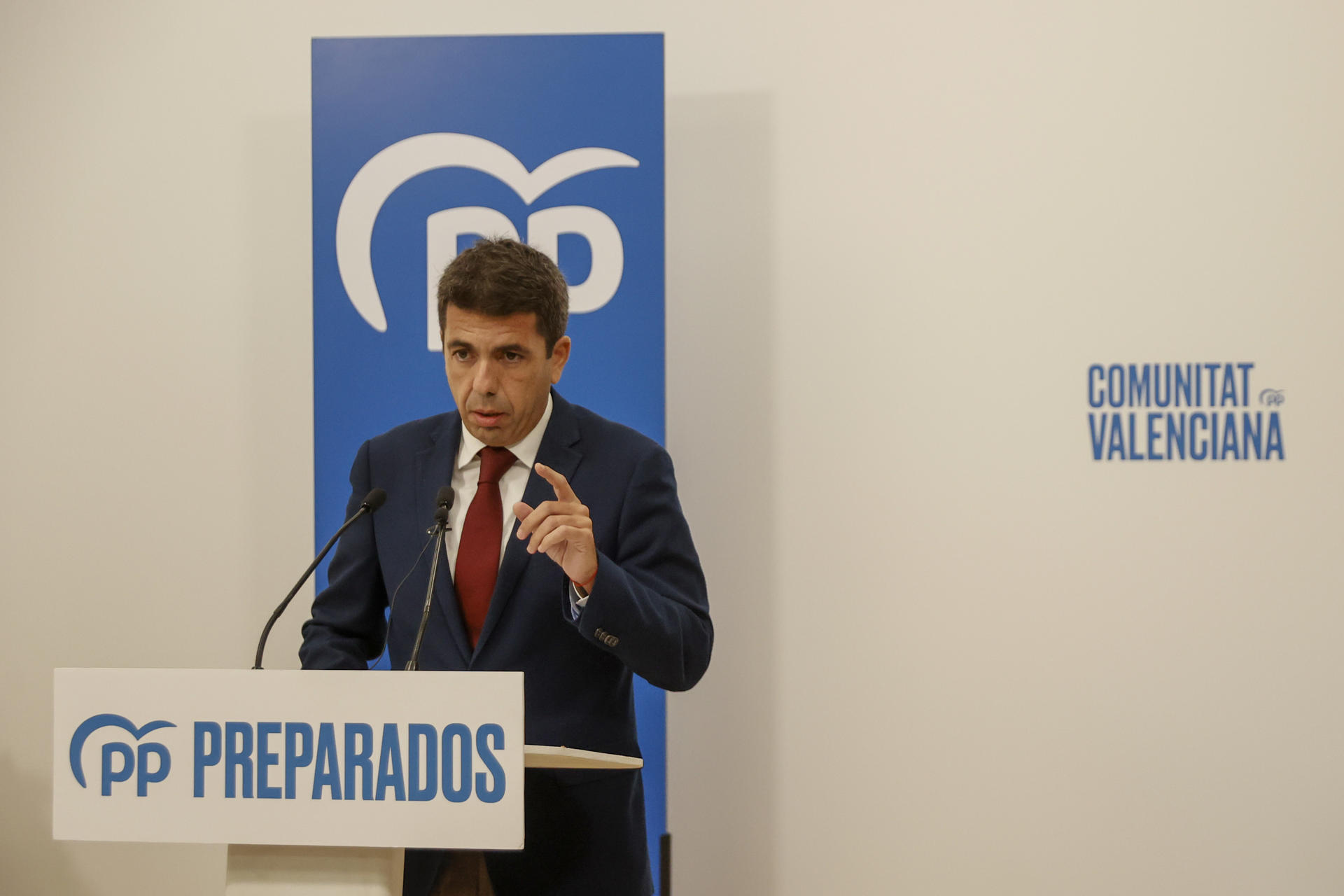 El presidente del Partido Popular de la Comunitat Valenciana, Carlos Mazón, ofrece una rueda de prensa sobre la actualidad política. EFE/ Kai Försterling