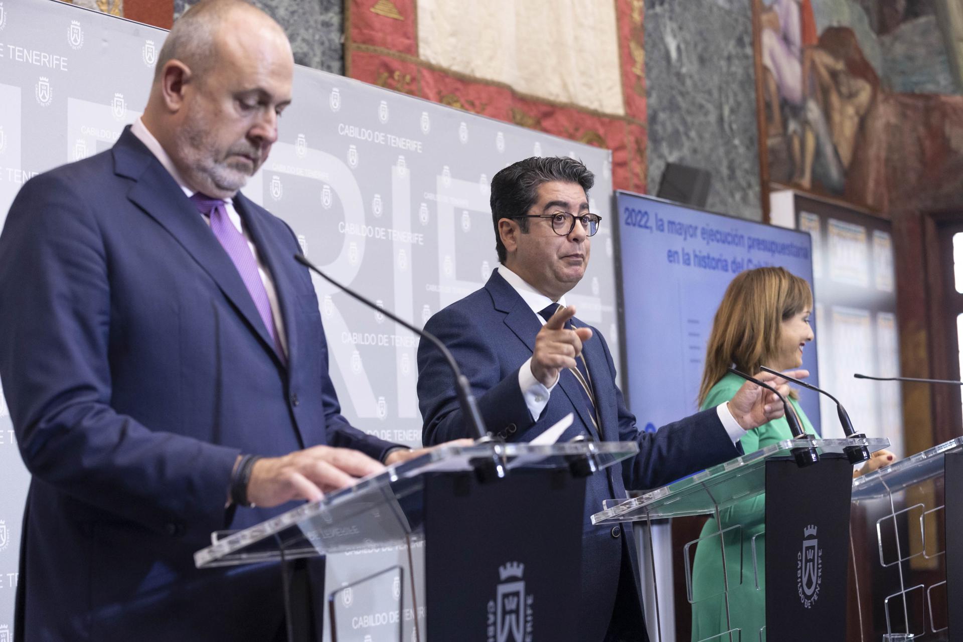 El presidente del Cabildo de Tenerife Pedro Marín (c) acompañado de los vicepresidentes Enrique Arriaga (i) y Berta Pérez (d), ha presentado los presupuestos de la corporación para 2023. EFE/Miguel Barreto
