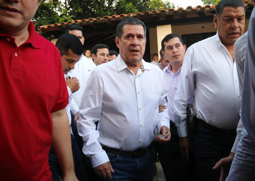 El exmandatario parguayo Horacio Cartes (2013-2018), tras depositar su voto en Asunción. EFE/Rubén Peña
