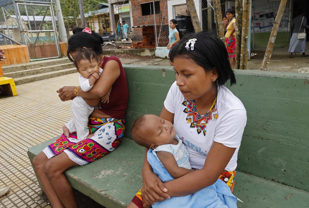 Indígenas embera dobida cuidan a sus hijos el 23 de noviembre de 2022 en la población de Pie de Pató, departamento del Chocó (Colombia). EFE/ Mauricio Dueñas Castañeda
