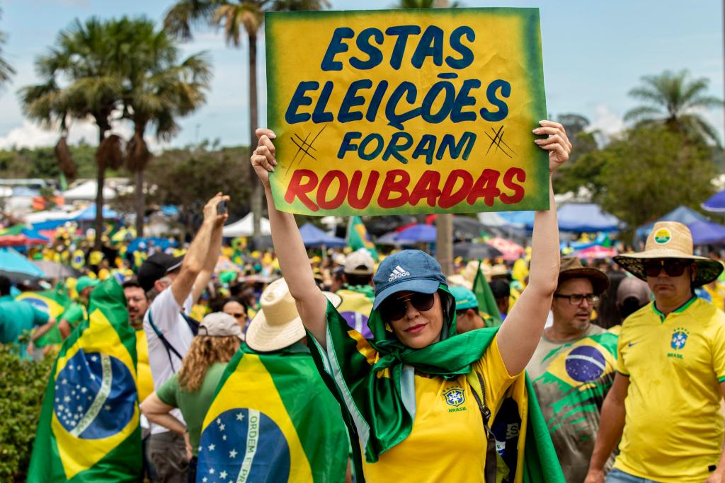 Simpatizantes de Jair Bolsonaro protestan en el Cuartel General del Ejército, el 15 de noviembre de 2022, en Brasilia (Brasil), contra la elección de Lula. EFE/Joédson Alves
