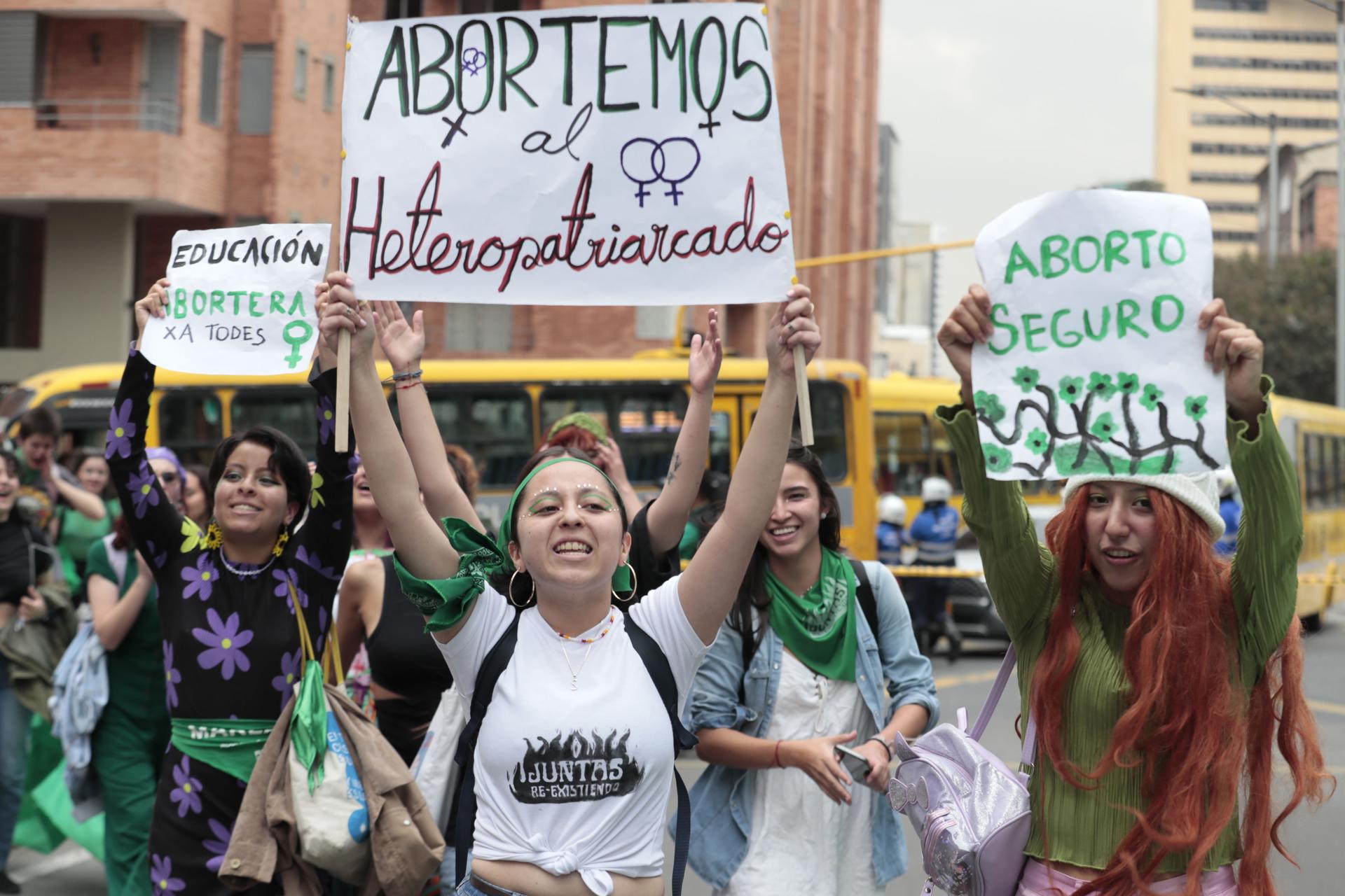 Varias mujeres participan en una marcha a favor del aborto, en Bogotá (Colombia), en una fotografía de archivo. EFE/Carlos Ortega