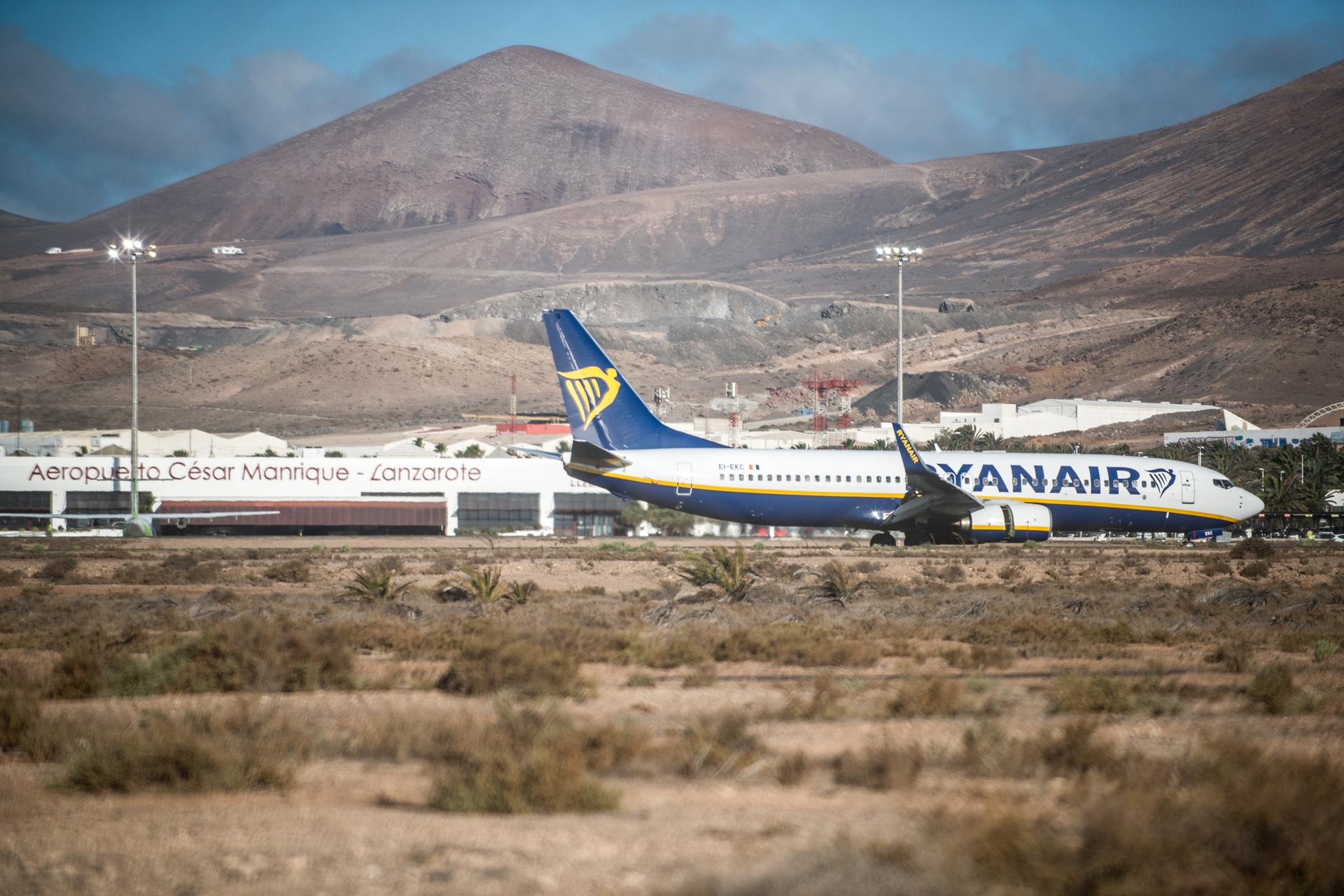Foto de archivo de un avión de Ryanair aterrizando en el aeropuerto César Manrique de Lanzarote. EFE/Javier Fuentes