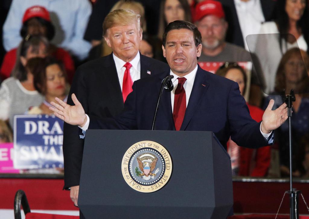 Florida Governor Ron DeSantis speaks in front of former US President Donald J. Trump (i), in a file photo.  EFE/Dan Anderson