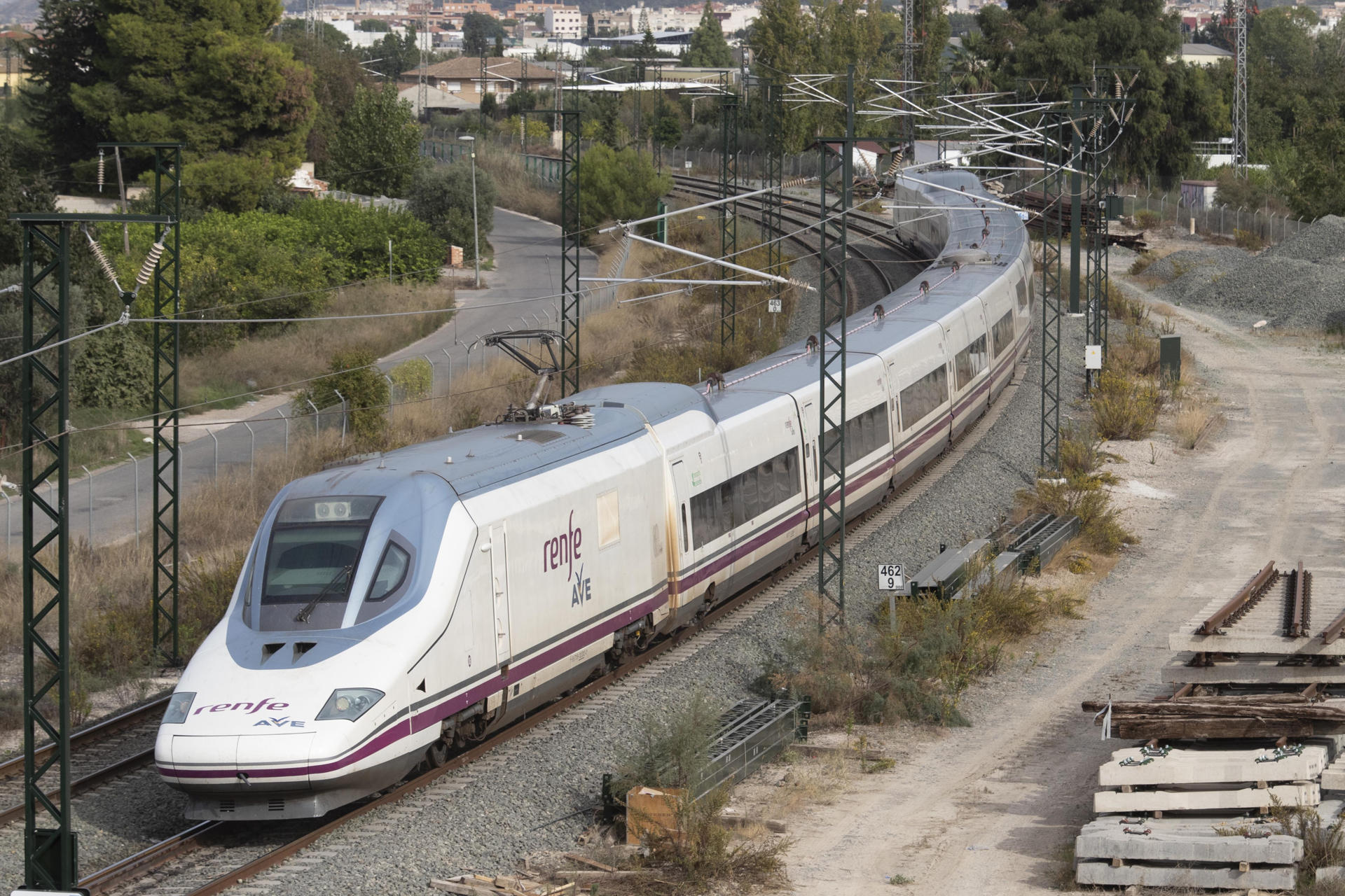 Imagen de archivo de un tren de alta velocidad, cuya linea entre Madrid y Murcia se inaugurará este lunes. EFE/Marcial Guillén/Archivo