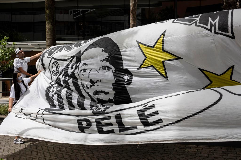 Aficionados de la Torcida Jovem del Santos hacen una vigilia por la salud del exfutbolista brasileño Pelé, el 4 de diciembre de 2022, frente al Hospital Albert Einstein, en Sao Paulo (Brasil). EFE/Isaac Fontana
