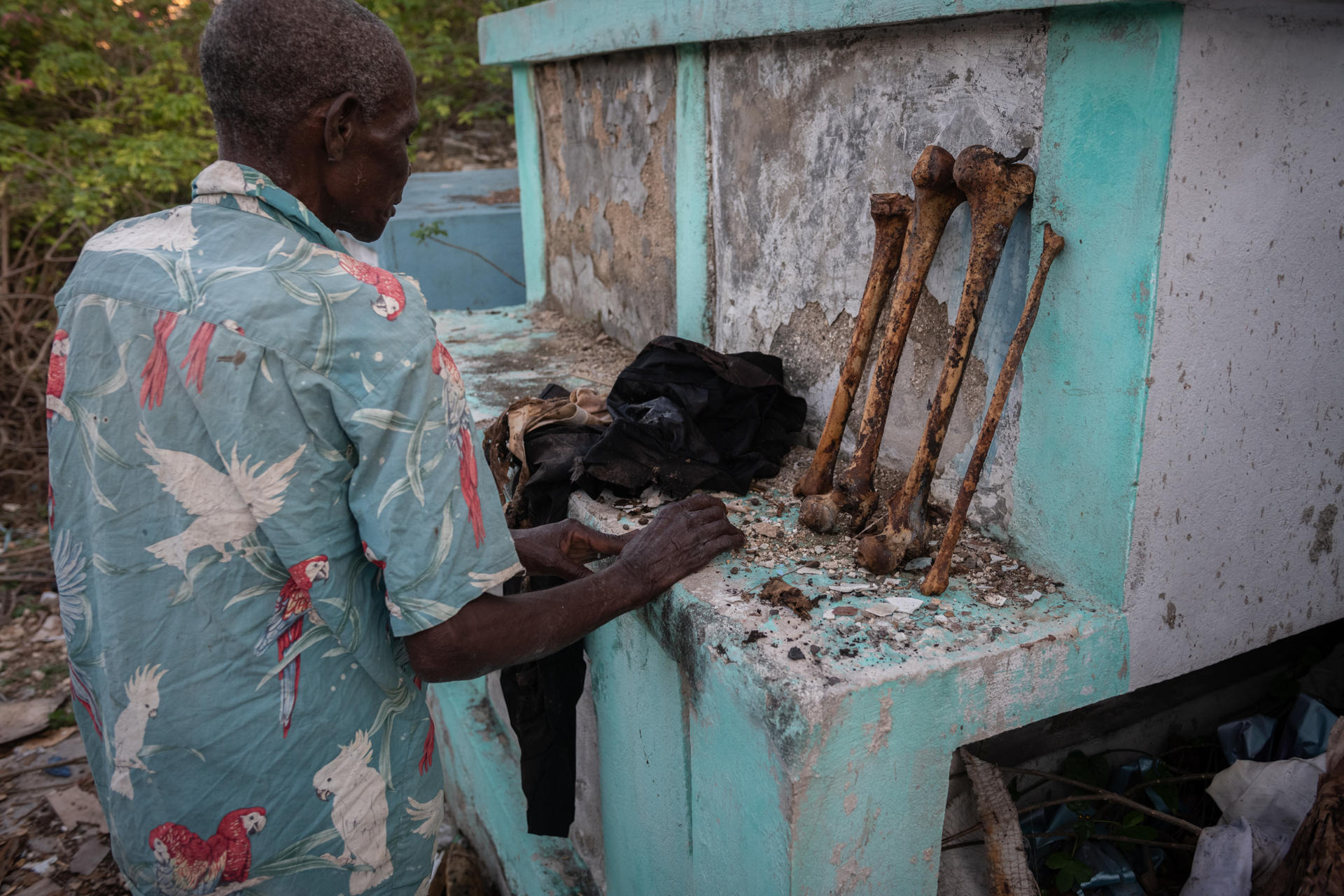Un hombre busca huesos para vender, el 10 de diciembre de 2022, en el Cementerio General de Puerto Príncipe (Haití). EFE/Johnson Sabin