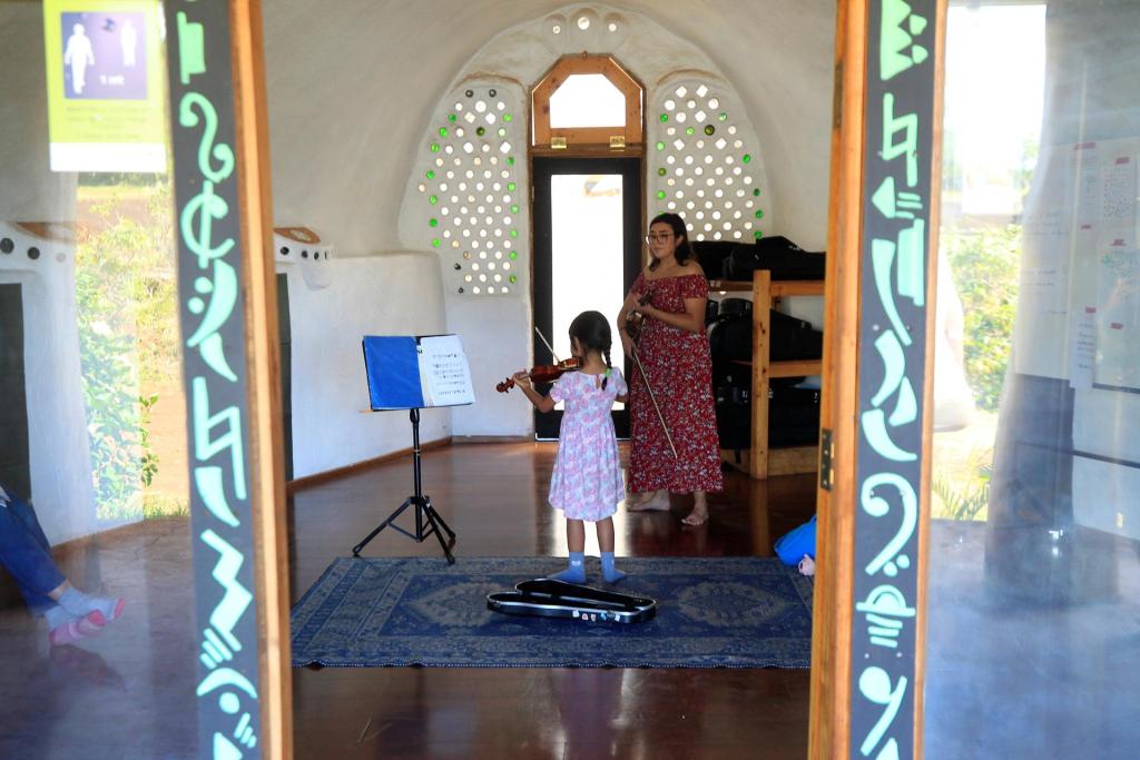 Una niña toca el violín durante una clase en la escuela de música de Mahani Teave (fuera de cuadro), el 18 de noviembre de 2022, en la Isla de Pascua (Chile). EFE/Javier Martín
